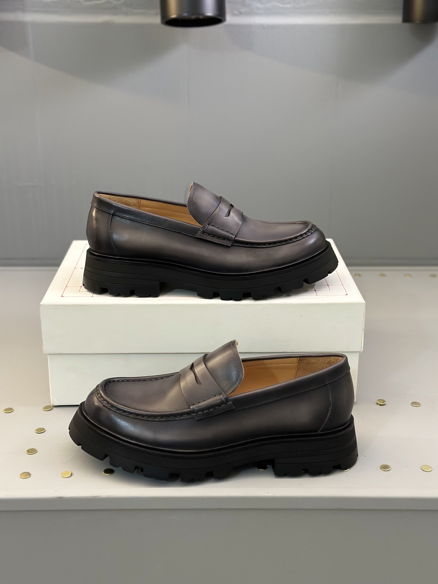 - Nuevo - MQ McQueen 2025 nuevos zapatos derby de cuero para hombre, compró la réplica exacta origin