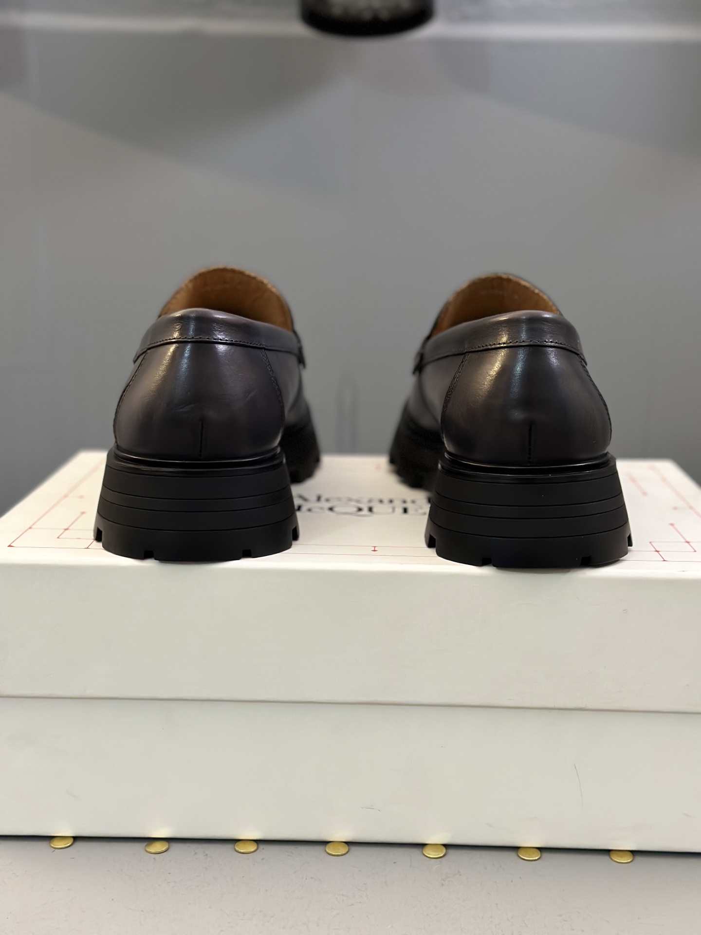 - Nuevo - MQ McQueen 2025 nuevos zapatos derby de cuero para hombre, compró la réplica exacta origin