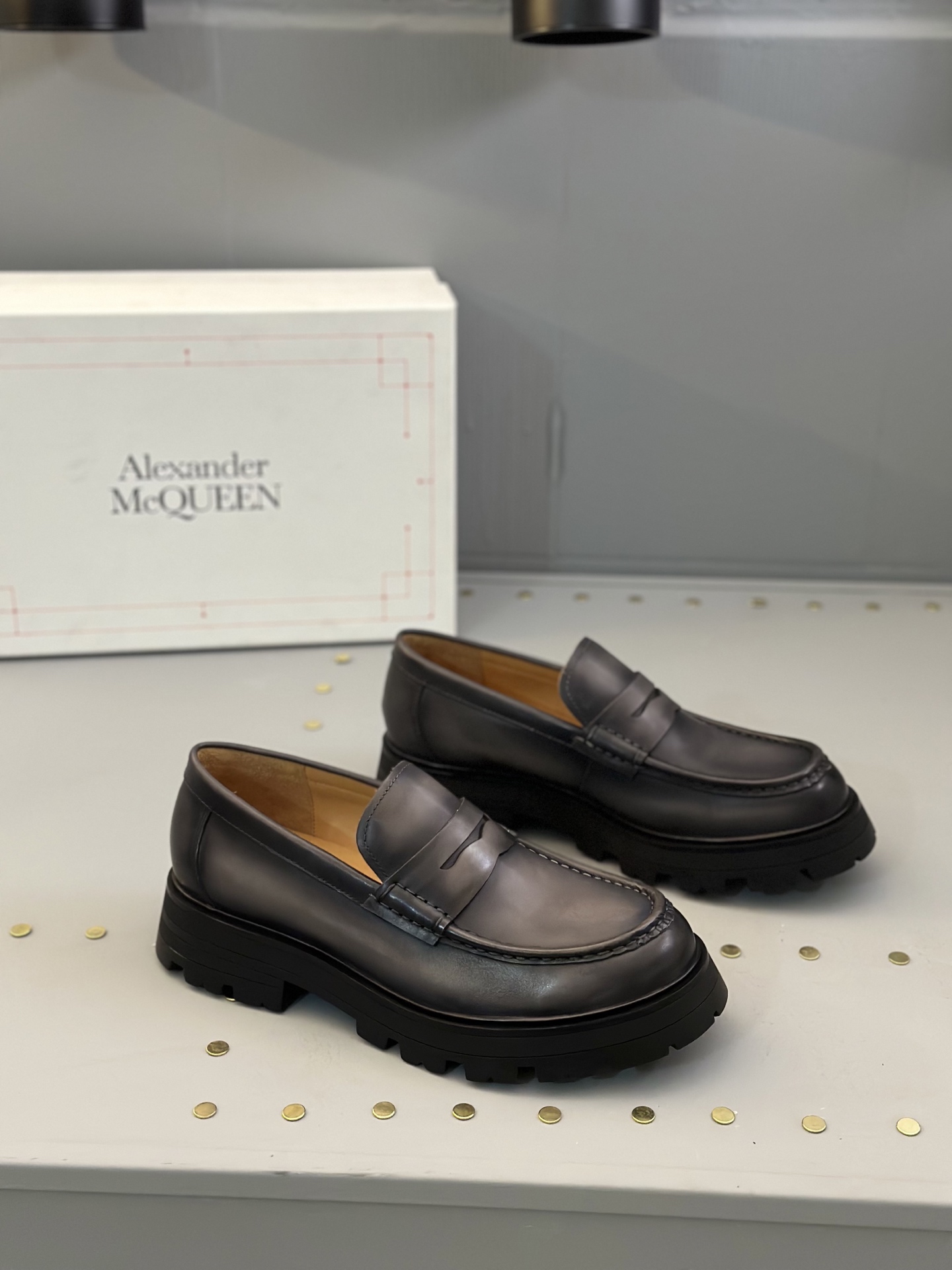 - Nuevo - MQ McQueen 2025 nuevos zapatos derby de cuero para hombre, compró la réplica exacta origin