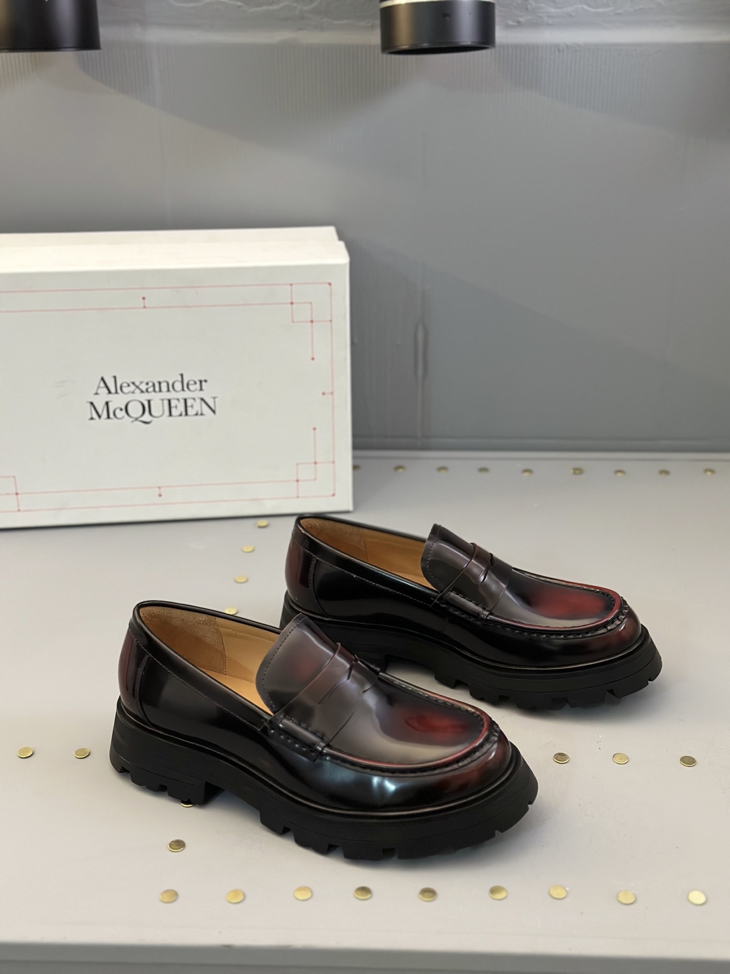 - Nuevo - MQ McQueen 2025 nuevos zapatos derby de cuero para hombre, compró la réplica exacta origin