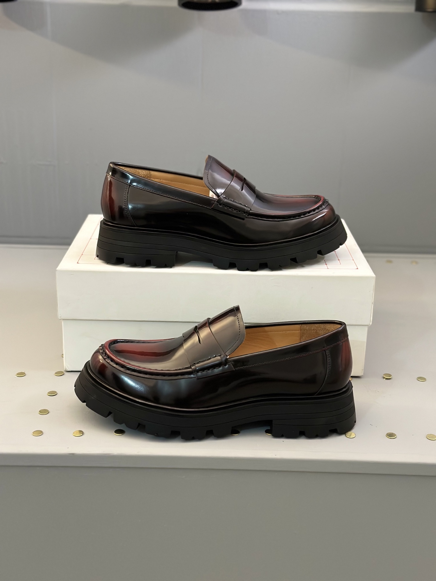- Nuevo - MQ McQueen 2025 nuevos zapatos derby de cuero para hombre, compró la réplica exacta origin
