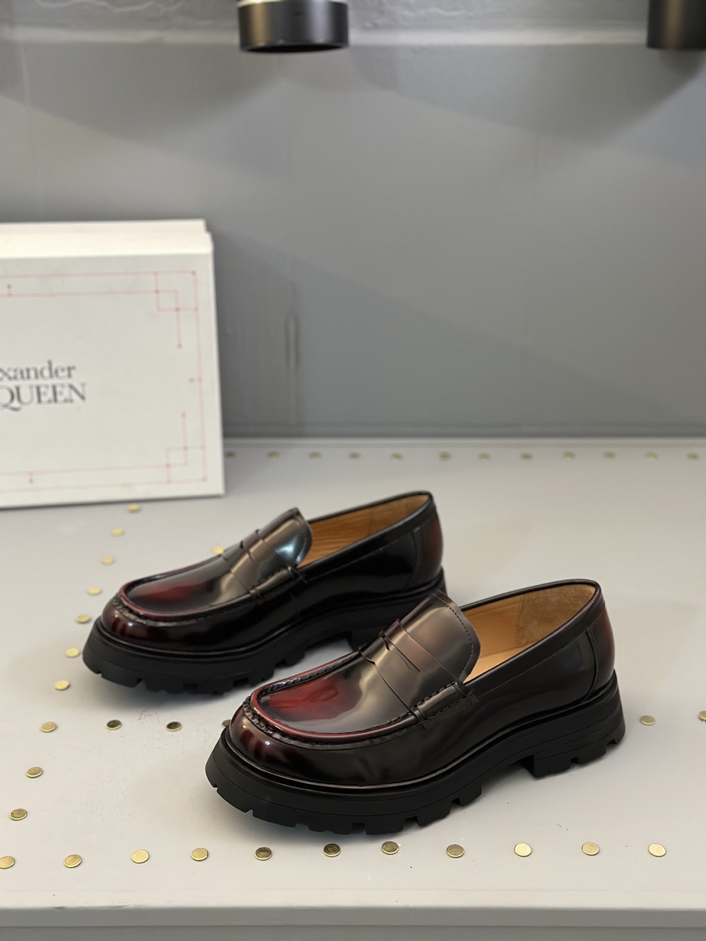 - Nuevo - MQ McQueen 2025 nuevos zapatos derby de cuero para hombre, compró la réplica exacta origin