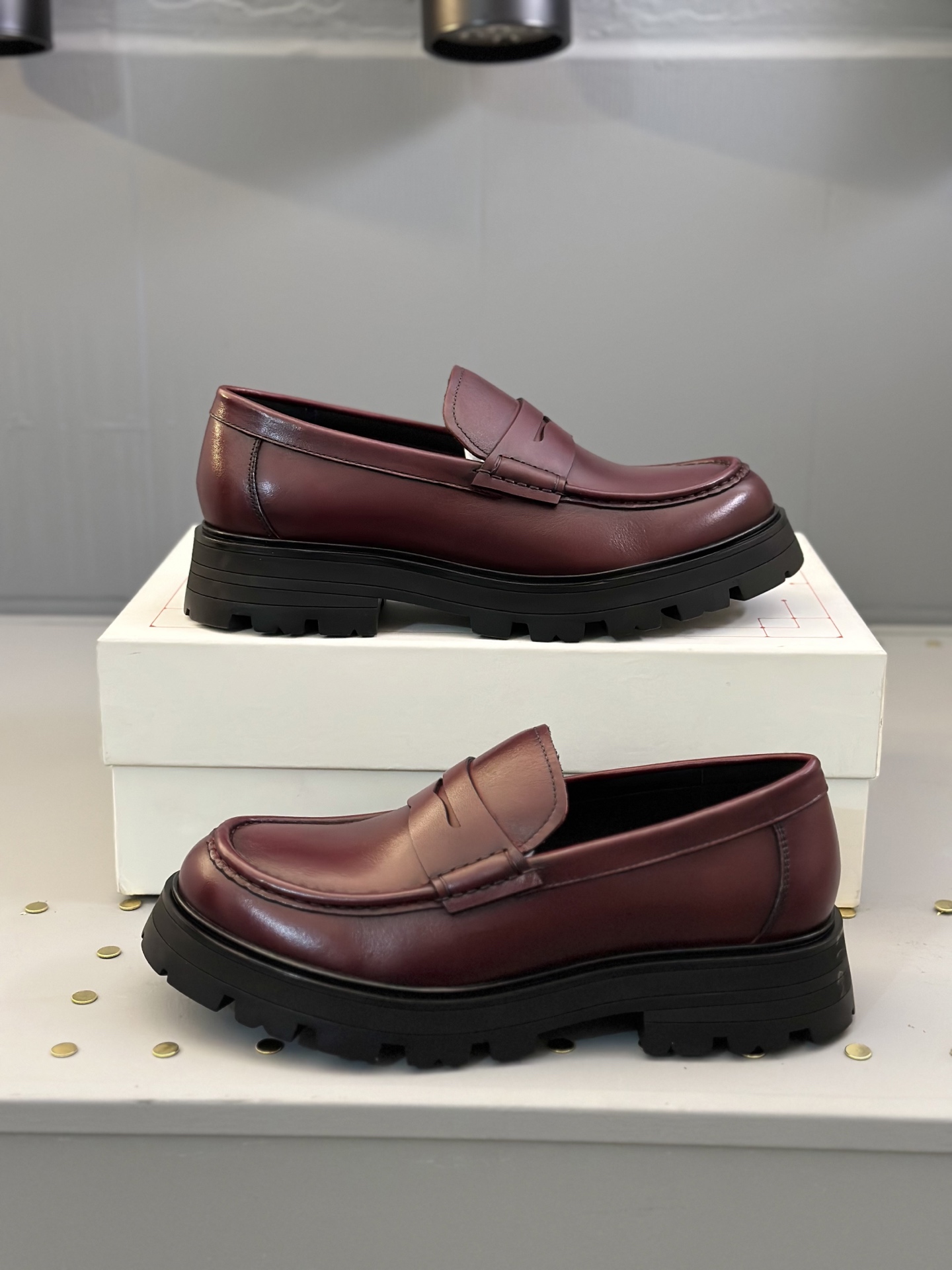 - Nuevo - MQ McQueen 2025 nuevos zapatos derby de cuero para hombre, compró la réplica exacta origin