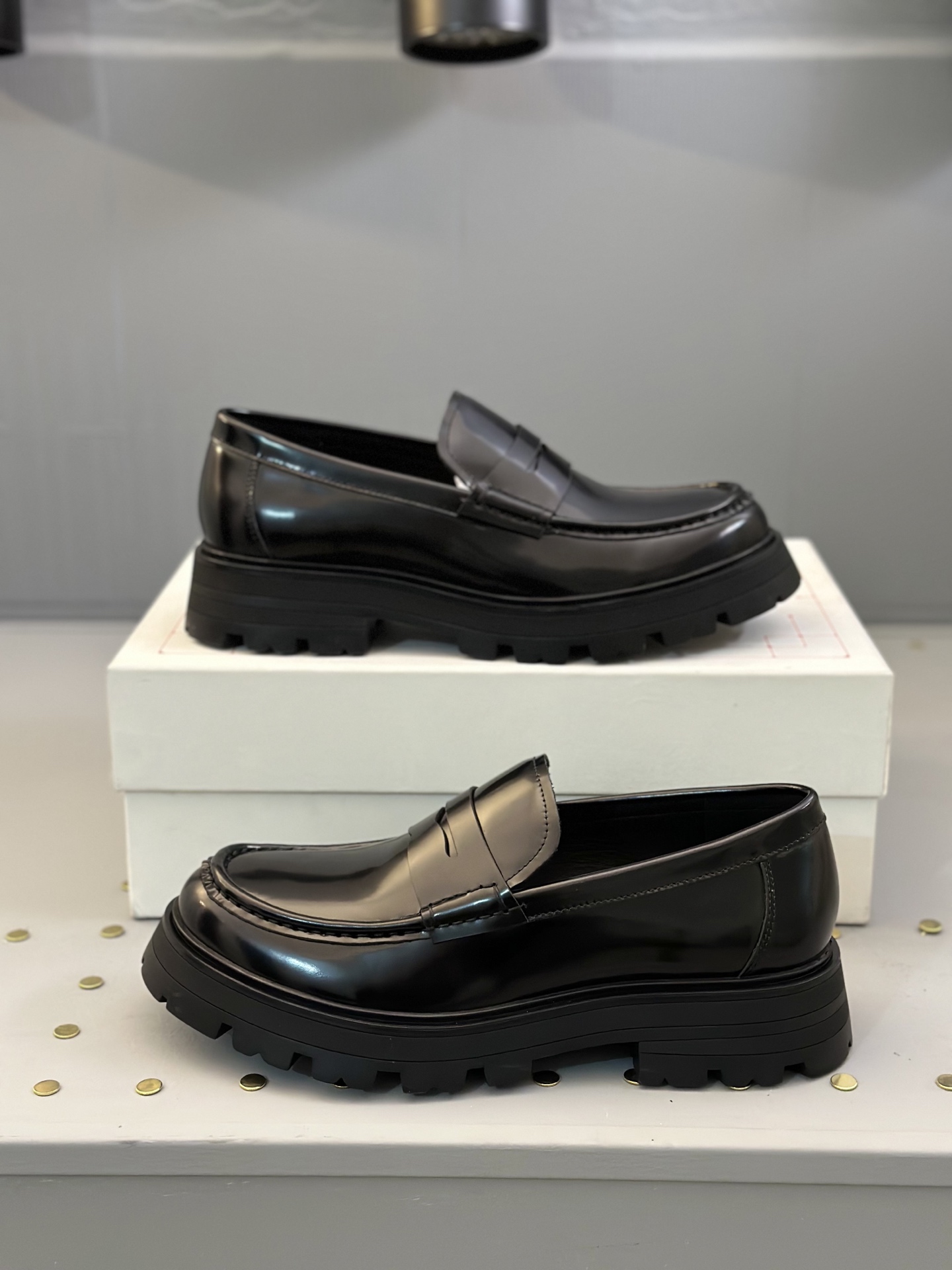 - Nuevo - MQ McQueen 2025 nuevos zapatos derby de cuero para hombre, compró la réplica exacta origin