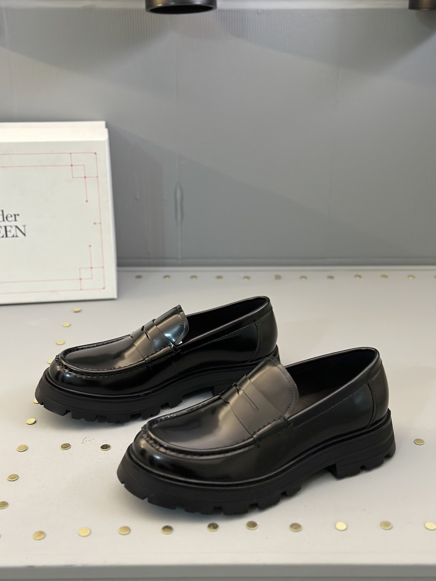 - Nuevo - MQ McQueen 2025 nuevos zapatos derby de cuero para hombre, compró la réplica exacta origin