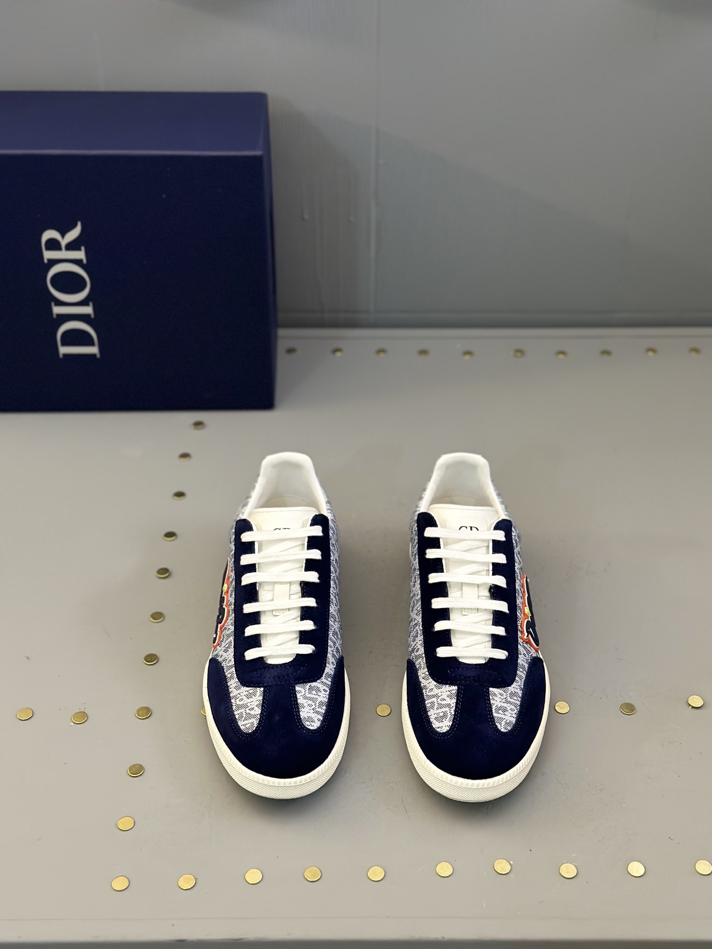 NO:271847,Dior x Denim's latest collaboration series Casual sports shoes skateboard shoes Original purchase and development Made this sneaker is a new product for autumn 2023. It reinterprets classic tennis shoes, and its stylish silhouette highlights the thick feeling. It is carefully crafted from navy blue and white jacquard fabric, decorated with Oblique prints, and a unique padded tongue with Dior embossed logo, paired with navy blue mohair wide laces and matte tone finish brass eyelets. White Dior Oblique patterned rubber sole, and the back is decorated with a contrasting Dior 30 Avenue Montaigne logo to enhance the style. It can add a stylish temperament to the casual look. The delivery counter is exquisitely packaged. The original custom fabric is customized Oblique   cowhide  Inner original custom sheepskin   breathable mesh, original sole open mold anti-slip rubber material, bottom thickness 4CM Size: men's model 38-45 (38, 45 customized),,dior,dior,sneakers,cowhide,sheepskin19860909迪奥Dior x Denim 最新Tears联名合作款 系列 休闲 运动鞋 滑板鞋 原版购入开发 做货 这款 运动鞋是二零二三秋季新品,重新诠释经典的网球鞋,时尚的廓形突显厚实感.采用海军蓝色和白色提花面料精心制作,饰以 Oblique 印花,搭配绒面革镶片,别具一格的加垫鞋舌点缀以 Dior 压花标志,搭配海军蓝色马海毛宽鞋带和哑光同色调饰面黄铜孔眼.白色 Dior Oblique 图案橡胶鞋底,后侧饰以对比鲜明的 Dior 30 Avenue Montaigne 标志提升格调.可为休闲造型增添时尚气质 配送专柜精美包装 面料原版定制Oblique老花 牛皮 内里原版定制羊皮 透气网里 鞋底原版开模防滑橡胶材质 底厚4CM Size:男款38-45（38、45订做）,,dior,dior,sneakers,cowhide,sheepskin,Men's shoes