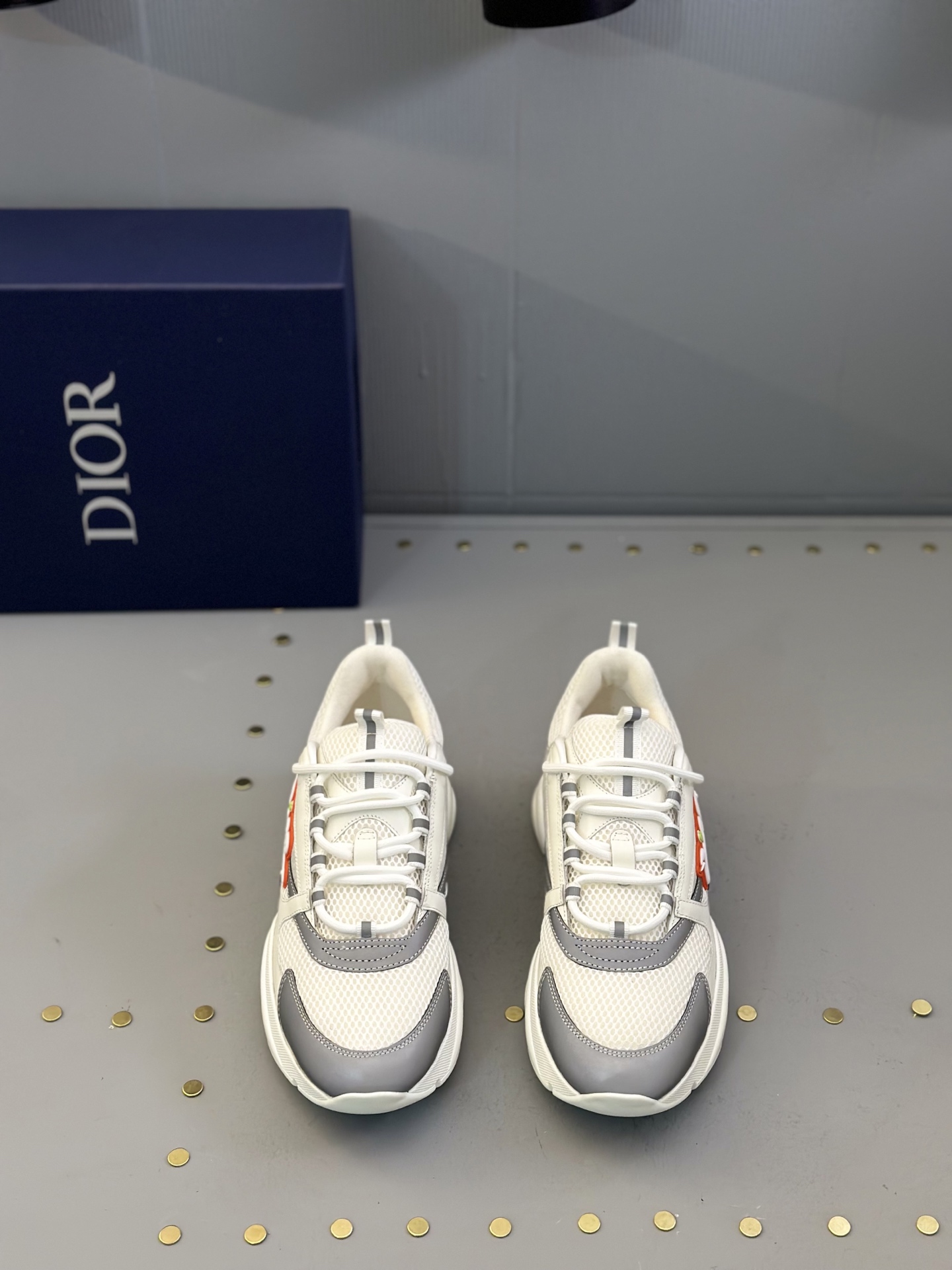 NO:271851,D x (high version) B22 men's jogging fashion sneakers, this item draws inspiration from retro jogging shoes. It adopts a thick low-top design, with a spliced ​​upper in black cowhide leather and mesh fabric, and is paired with a black and white engraved rubber sole. The black mesh fabric tongue and heel support complement the black laces, and the side is decorated with a relief 