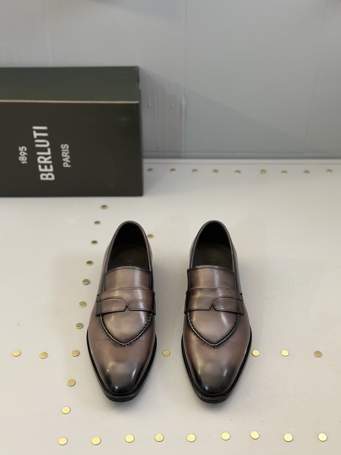 NO:271880,Berluti hand-painted men's shoes, made in heavy industry, purely handmade. This unique and modern shoe breaks the routine, and uses a leather upper to match an extremely flexible and ultra-light sole. The surface is purely hand-painted and breathable British style, soft water-dyed cowhide inner, genuine leather outsole!  Size 39 40 41 42 43 44 (38, 45 support customization) Standard leather shoes size Original box packaging.,,cowhide,Leather soles19860909Berluti布鲁提手工擦色男鞋 重工打造 纯手工制作 这款具有独特现代感的鞋履打破常规,用皮质鞋面搭配极为柔韧且超轻的鞋底.面是牛皮纯手工上色 冲孔透气英伦风 柔软水染牛皮内里 真皮大底 ！ 码数39 40 41 42 43 44（38、45支持定制）标准皮鞋码数 原盒包装.,,cowhide,Leather soles,Men's shoes