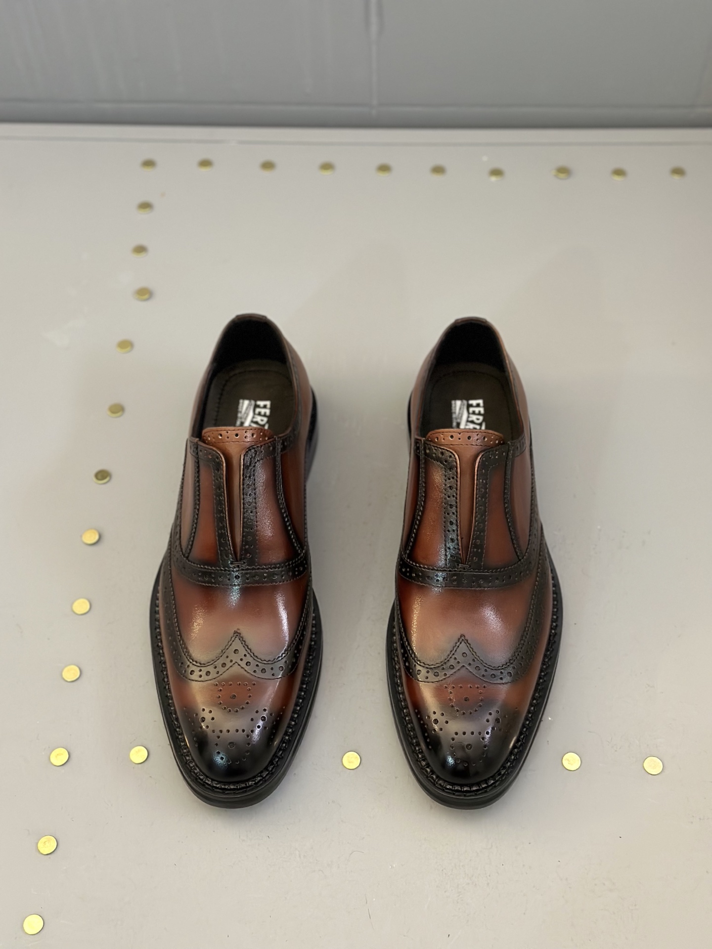 NO:271882,Ferragam*—Ferragam men's formal business leather shoes top quality, exclusively available. This leather shoes are made of imported calfskin, giving unique texture, simple shoe shape, classic shape, and unique personality. Paired with handmade leather soles, create a retro effect. Through many different techniques, professional shoemakers spent several hours to make it carefully to create a sturdy, wear-resistant, flexible and comfortable shoe. Inside water dyed cowhide, silver-silver logo cowhide soft foot pad, complete original box packaging, counter quality. Size 39-44 (38 45 46 can be customized), ferragamo, ferragamo, cowhide19860909Ferragam*—菲拉格慕 男士正装商务皮鞋 顶级精品,独家发售. 这款皮鞋才有进口小牛皮制成,赋予独一无二的纹理,鞋型简约,造型经典,独具个性.搭配手工皮革鞋底,营造复古效果.经过多到道不同工艺,由专业制鞋工匠花费好几个小时手工精心制作而成,打造出坚固耐磨、灵活舒适的鞋履.内里水染牛皮,烫银徽标牛皮软脚垫, 配全套原盒包装,专柜品质. 码数39-44（38 45 46可订做）,,ferragamo,ferragamo,cowhide,Men's shoes