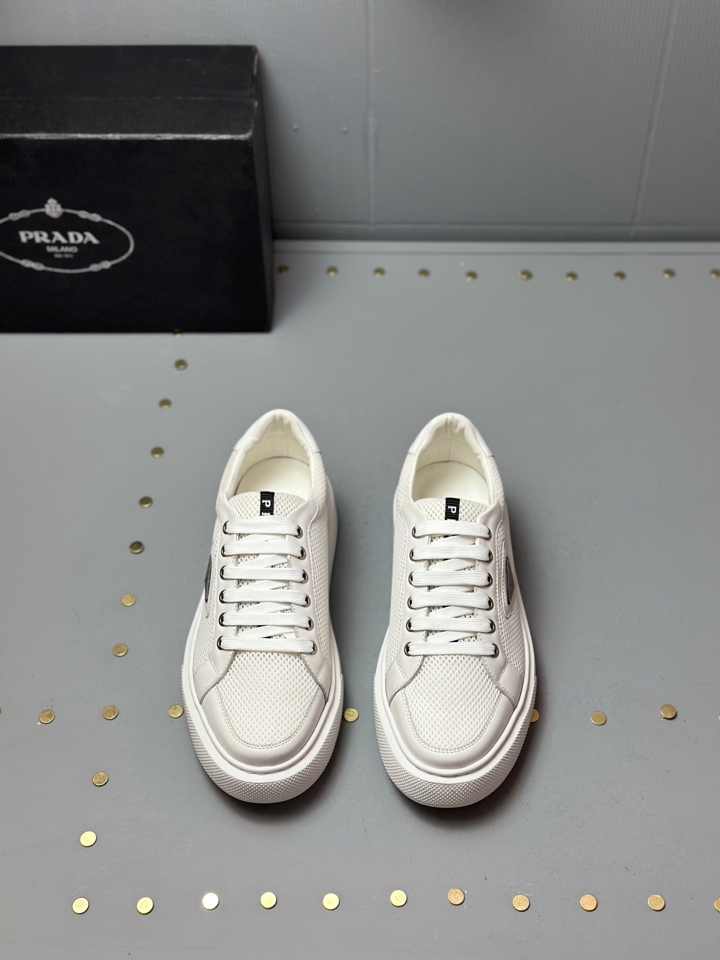 NO:271888,P Top Purchase Agents General Street Fried Street Men's God's new products are coming, super popular new counters, original configuration of imported Italian cowhide fabric, high-quality complex splicing technology, classic appearance with air cushion new sole is more fashionable, imported cowhide inner cushion, breathable and comfortable, original sole is specially supplied with original sole super comfortable, original order goods are high quality, can enter and exit the counter at will, welcome to compare, number 39-44 (order 38.45),, cowhide19860909P 顶级代购 普 炸街男神新品来袭,超人气爆款专柜新款,原厂配置意大利进口牛皮面料,高品质复杂拼接工艺,经典的外观搭配气垫新底更加潮达人,进口牛皮内里垫,透气舒适,鞋底原厂特供原版底超级舒适,原厂跟单货高品质,可随意进出专柜,欢迎对比,码数 39-44（订 38.45）,,cowhide,Men's shoes