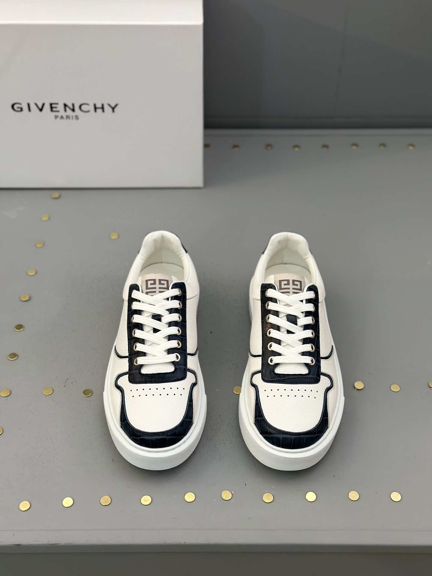 NO:272390,J Top Purchase Ji New Street Fried Street Men's Gods are coming, super popular new counters, original configuration of imported Italian cowhide fabric, high-quality complex splicing technology, classic appearance with air cushion new sole is more fashionable, imported cowhide inner cushion, breathable and comfortable, original sole is specially supplied with original sole super comfortable, original order goods are high quality, can enter and exit the counter at will, welcome comparison, number 38-44 (order 45 46),, cowhide19860909J 顶级代购 纪 炸街男神新品来袭,超人气爆款专柜新款,原厂配置意大利进口牛皮面料,高品质复杂拼接工艺,经典的外观搭配气垫新底更加潮达人,进口牛皮内里垫,透气舒适,鞋底原厂特供原版底超级舒适,原厂跟单货高品质,可随意进出专柜,欢迎对比,码数 38-44（可订 45 46）,,cowhide,Men's shoes