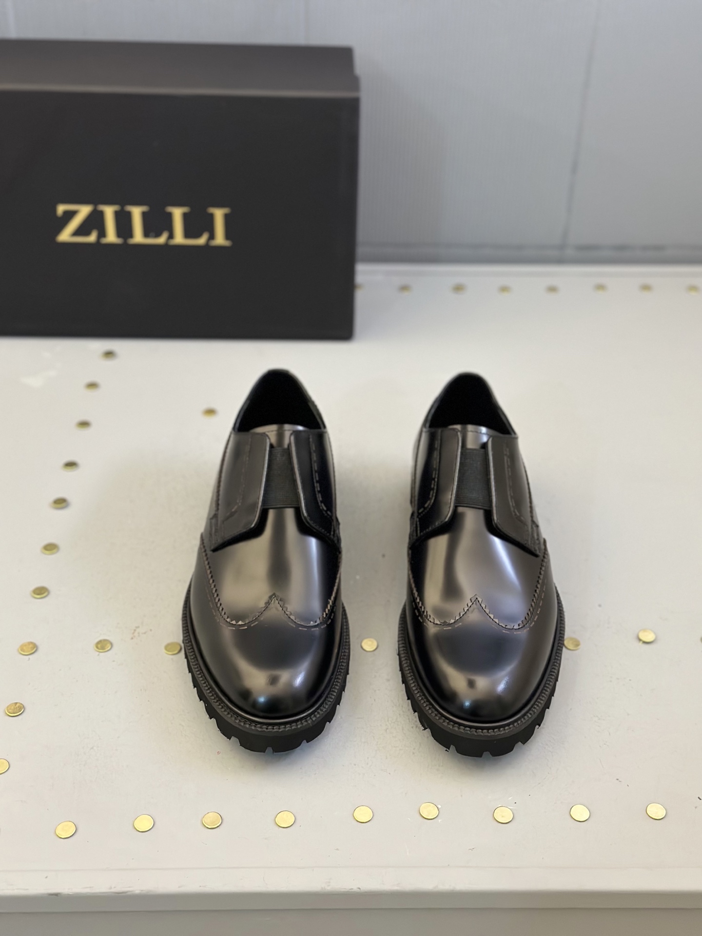 NO:272642,ZILLI casual leather shoes are made of soft, open-edge beaded cowhide leather, the king of French luxury goods, the shoe body lines are full of layering and cowhide inner, the workmanship details are very in place, foamed sole, soft and light, and have excellent comfort! 39-44 (38.45. Custom made),,cowhide19860909ZILLI休闲皮鞋、采用头层柔软的开边珠牛皮制作,法国奢侈品中的王者、鞋身线条层次感十足、牛皮内里,做工细节非常到位,发泡大底、柔软轻盈、拥有极佳舒适度!39-44（38.45. 订做）,,cowhide,Men's shoes