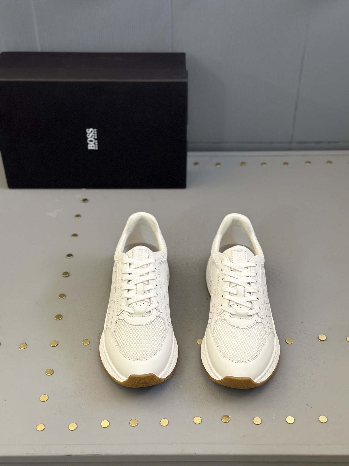 NO:272721,Boss no suede men's casual shoes. The precious materials enrich the casual eternal style of this suede sneaker, while the delicate and soft leather makes the colors of this season brighter. The classic-shaped upper is decorated with horse bits, and a thin outsole that fits cowhide and lightweight rubber combination makes you feel more relaxed and comfortable to show your elegant temperament. Size: 39-44 (customized for 45), sneakers, cowhide, chamois leather19860909Boss no麂皮男士休闲鞋 珍贵材料丰富了这款麂皮运动鞋的休闲永恒风格,而细腻柔软的皮革令本季的色彩更加明亮.经典造型的鞋面上点缀着马衔扣,契合牛皮和轻量橡胶组合的薄鞋外底,让您更轻松舒适地展现高雅气质. Size:39-44（45定做）,,sneakers,cowhide,chamois leather,Men's shoes