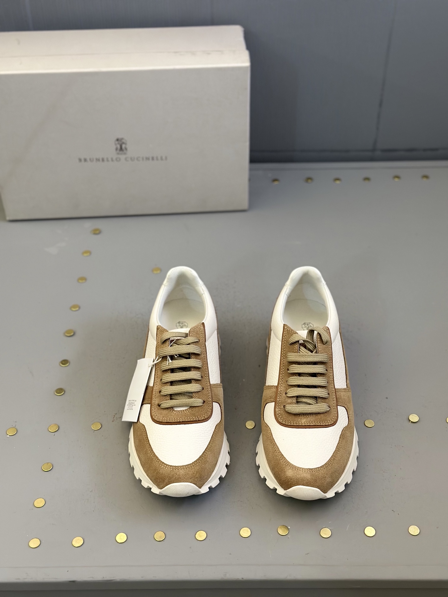 NO:272718,Brunello Cucinelli Suede Men's Casual Shoes The precious materials enrich the casual and timeless style of this suede sneaker, while the delicate and soft leather makes the colors of this season brighter. The classic-shaped upper is decorated with horse buckles, and a thin outsole that fits cowhide and lightweight rubber combination makes you feel more relaxed and comfortable to show your elegant temperament. Size: 39-44 (customized for 45), brunello cucinelli,sneakers,cowhide,chamois leather19860909Brunello Cucinelli麂皮男士休闲鞋 珍贵材料丰富了这款麂皮运动鞋的休闲永恒风格,而细腻柔软的皮革令本季的色彩更加明亮.经典造型的鞋面上点缀着马衔扣,契合牛皮和轻量橡胶组合的薄鞋外底,让您更轻松舒适地展现高雅气质. Size:39-44（45定做）,,brunello cucinelli,sneakers,cowhide,chamois leather,Men's shoes