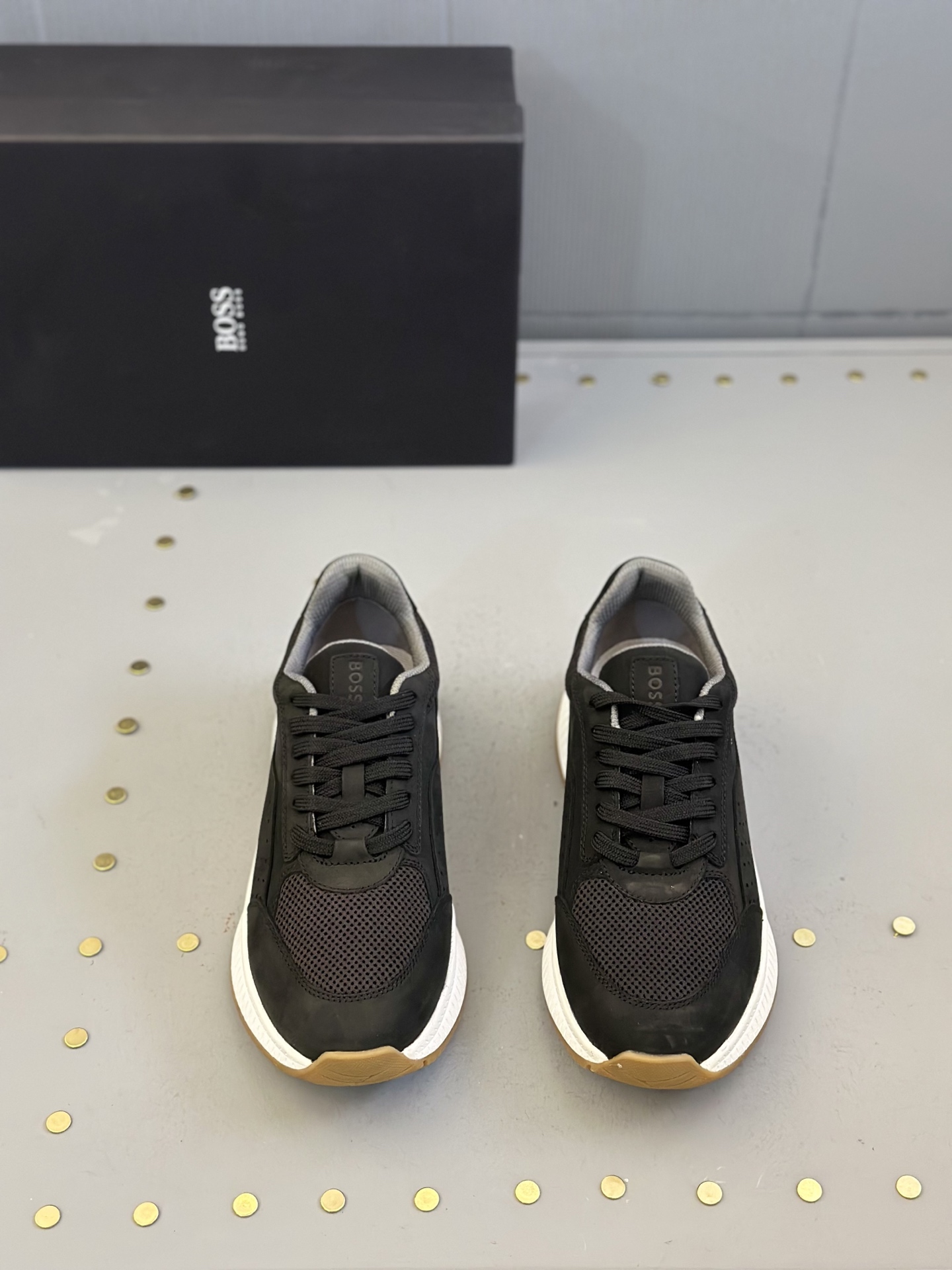 NO:272724,Boss Suede Men's Casual Shoes The precious materials enrich the timeless style of this suede sneaker, while the delicate and soft leather makes the colors of this season brighter. The classic-shaped upper is decorated with horse buckles, and a thin outsole that fits cowhide and lightweight rubber combination makes you feel more relaxed and comfortable to show your elegant temperament. Size: 39-44 (customized for 45), sneakers, cowhide, chamois leather19860909Boss 麂皮男士休闲鞋 珍贵材料丰富了这款麂皮运动鞋的休闲永恒风格,而细腻柔软的皮革令本季的色彩更加明亮.经典造型的鞋面上点缀着马衔扣,契合牛皮和轻量橡胶组合的薄鞋外底,让您更轻松舒适地展现高雅气质. Size:39-44（45定做）,,sneakers,cowhide,chamois leather,Men's shoes