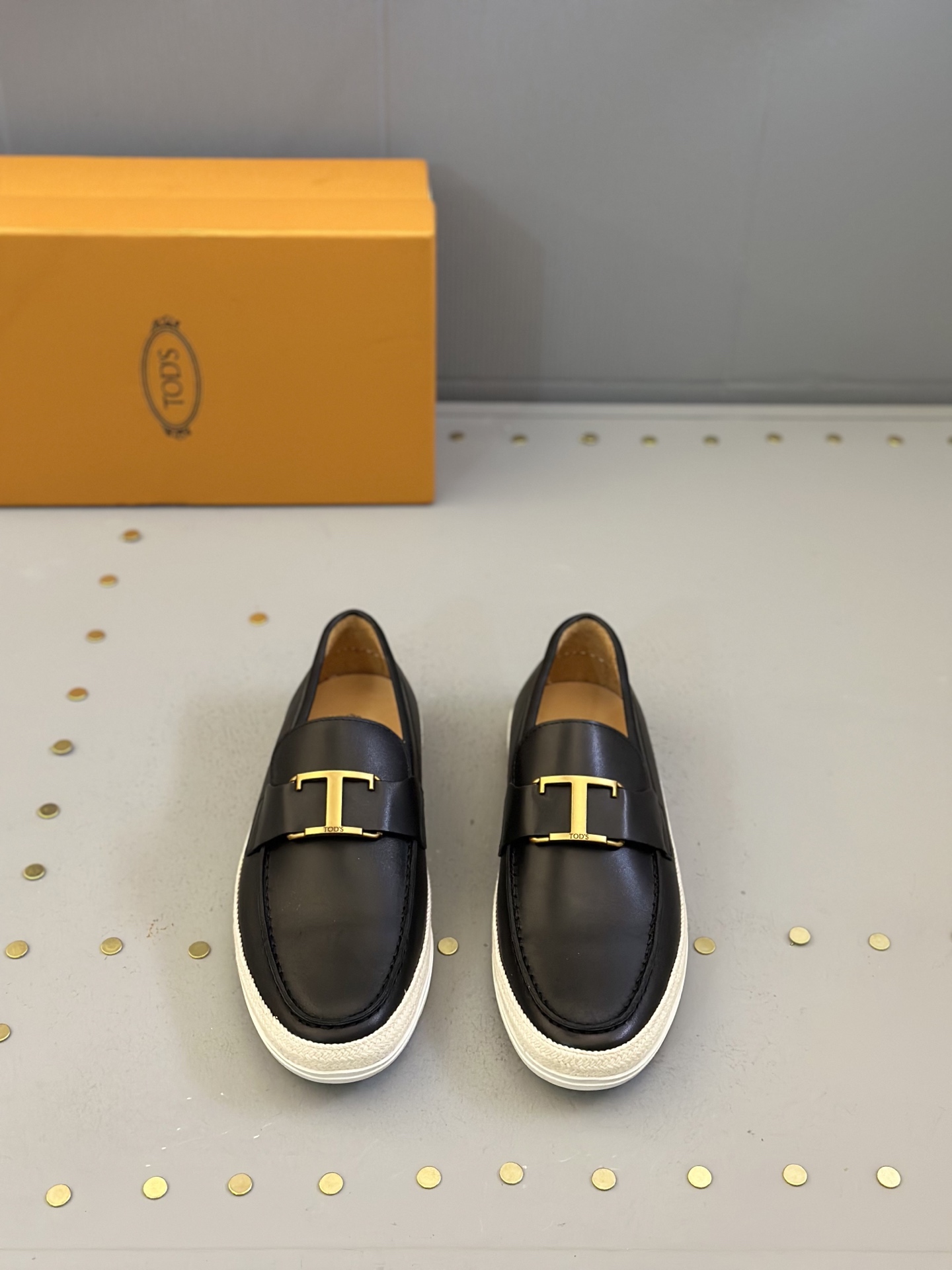 NO:272942,TOD’S/Todds New Men’s Leather Loafers Shipping This loafer is made of velvety soft suede leather and imported grained calfskin. It has an oversized shoe design, which is easy to put on and take off with one foot. It is paired with hand-woven Lafite inlay and rubber beans. Tod’s hot silver letter trademark printed cowhide foot pads and calfskin inner lining, which is light and comfortable to wear on the feet!  Packed with original box!  Size 38-44 (45 customized), Tod's, cowhide19860909TOD’S/托德斯 新款男士皮革便鞋出货 本款便鞋以丝绒般柔软的绒面皮革和进口粒面小牛皮制成,超大鞋口设计,一脚蹬穿脱方便,搭配手工编织拉菲草嵌边和橡胶豆豆,Tod‘s 烫银字母商标印花牛皮脚垫、本蒅小牛皮内里,上脚轻便舒适透气！配原盒包装！ 尺码38-44（45订做）,,Tod's,cowhide,Men's shoes