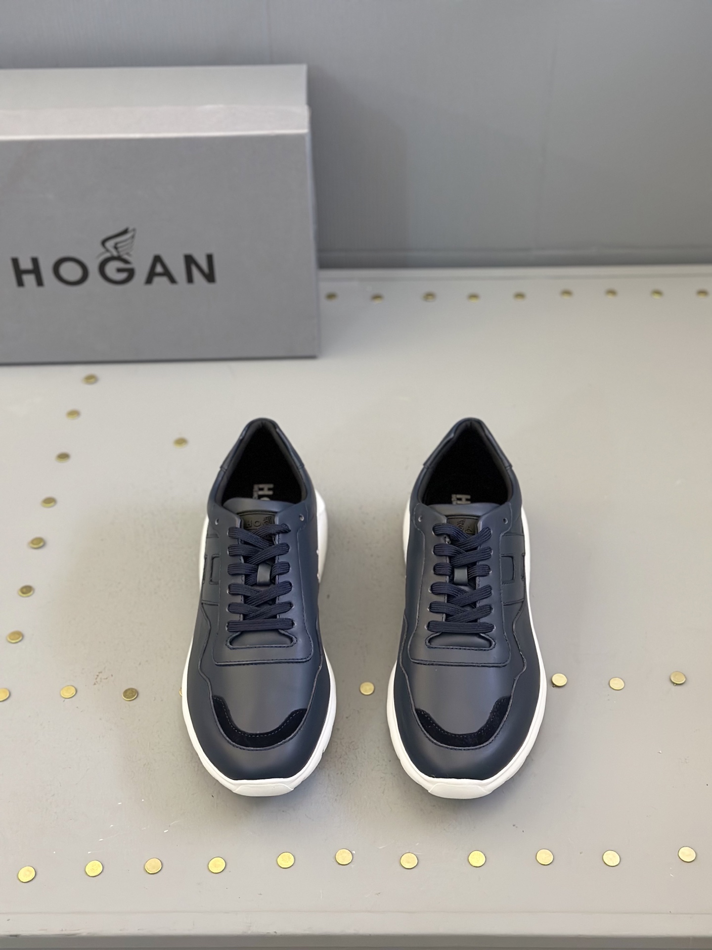 NO:272945,Hogan brand new low top sneakers!  This men's shoes continue the classic design of the 261 series, adding full leather H letters on the outer waist and side to create a cool and contemporary urban fashion shoe style. The inside and outside are top layer of cowhide, business, casual, sports, multiple choices, and match with different styles!  The bottom is an environmentally friendly tpu mold-absorbing large bottom, and the backsheet has a brand-specific logo bottom flower!  size39-44 (45 custom made), sneakers, cowhide19860909Hogan全新低帮运动鞋！此款男鞋延续了261系列经典设计,增添外腰侧边全皮H字母,打造兼具个性炫酷与当代都市时尚鞋款,内外均为头层牛皮,商务.休闲.运动.多重选择,搭配不同风格！大底是环保tpu吸模大底,底片带品牌专用logo底花！size39-44（45定做）,,sneakers,cowhide,Men's shoes