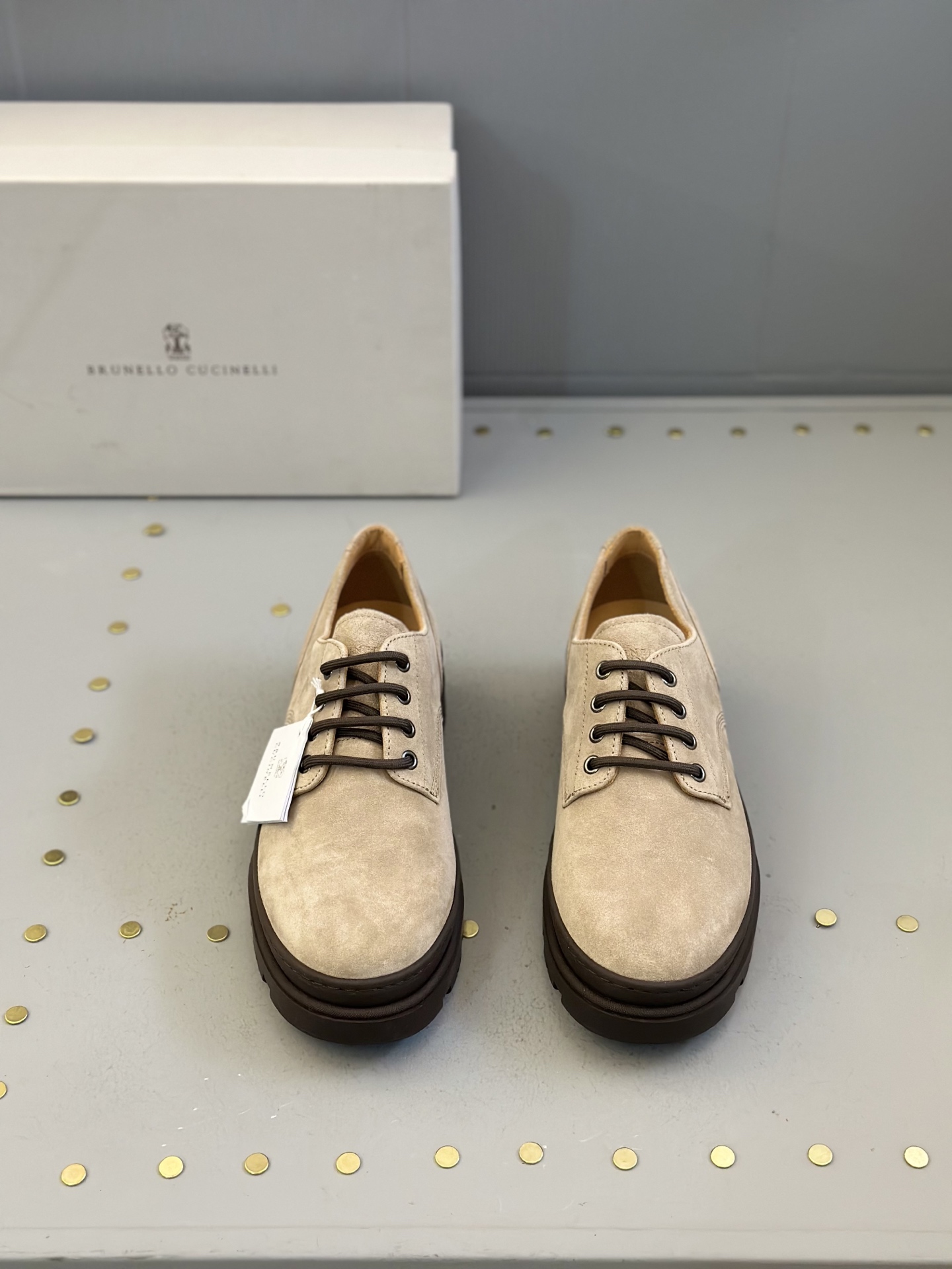 NO:272948,Brunello Cucinelli Suede Men's Casual Shoes The precious materials enrich the casual and timeless style of this suede sneaker, while the delicate and soft leather makes the colors of this season brighter. The classic-shaped upper is decorated with horse buckles, and a thin outsole that fits cowhide and lightweight rubber combination makes you feel more relaxed and comfortable to show your elegant temperament. Size: 39-44 (customized for 45), brunello cucinelli,sneakers,cowhide,chamois leather19860909Brunello Cucinelli麂皮男士休闲鞋 珍贵材料丰富了这款麂皮运动鞋的休闲永恒风格,而细腻柔软的皮革令本季的色彩更加明亮.经典造型的鞋面上点缀着马衔扣,契合牛皮和轻量橡胶组合的薄鞋外底,让您更轻松舒适地展现高雅气质. Size:39-44（45定做）,,brunello cucinelli,sneakers,cowhide,chamois leather,Men's shoes