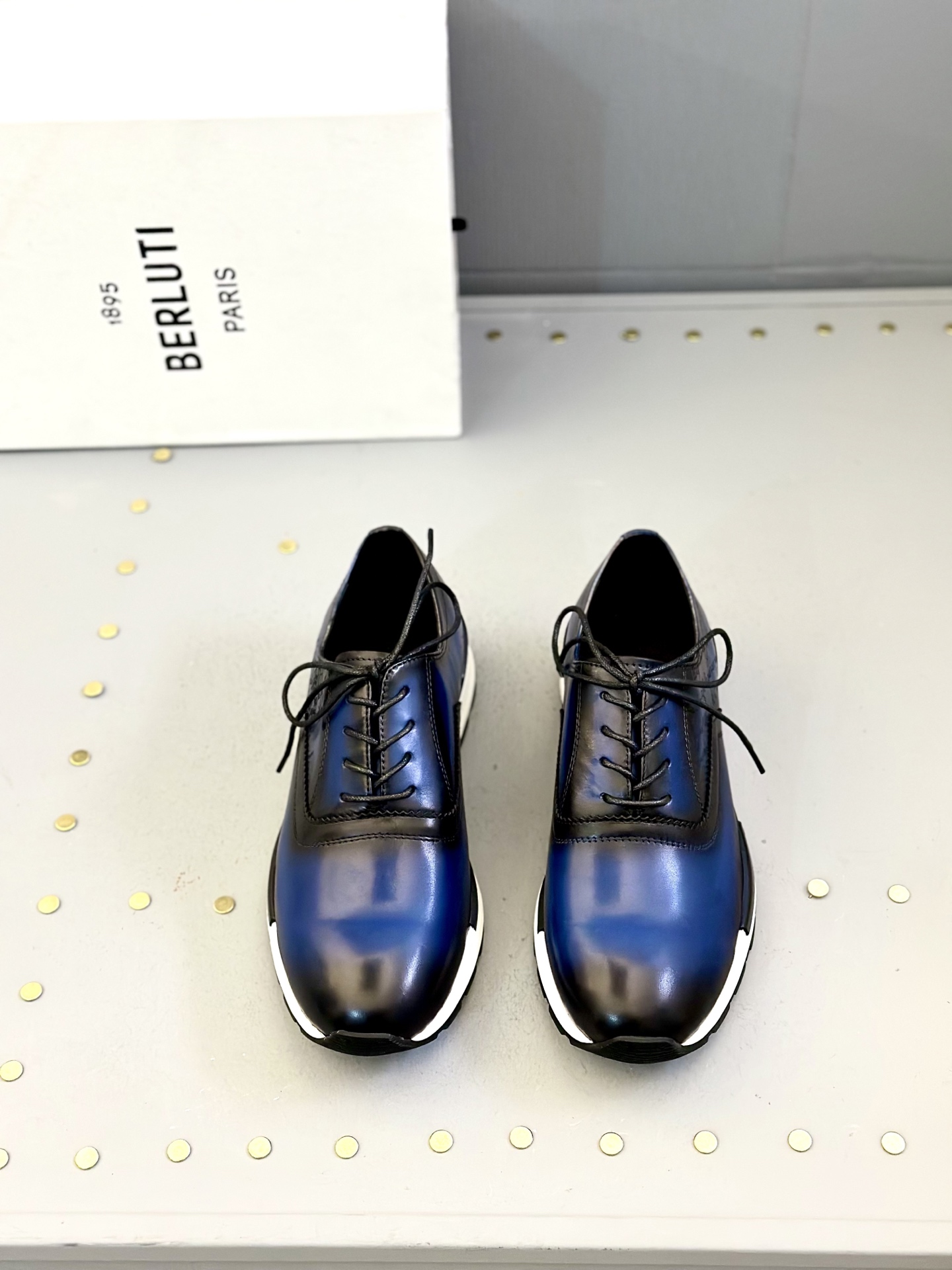 NO:273331,Top-level purchasing quality Berlut* Bruti French top men's shoes. The Berluti brand's debut broke the convention and launched a new Edge last. This model is added with exquisite and fashionable hands on the polished cowhide, water-dyed cowhide inner lining, and original color-blocked lightweight wear-resistant rubber sole; this bold improvement of the iconic last is of great significance to its unique shape and creative work. On Alessandro shoes, this angular outline is Kris' bold and professional new Cloudy dyeing makes it look more perspective and classic and fashionable!  Size39-45 (38 46 codes can be customized), cowhide19860909顶级代购品质Berlut*布鲁提法国顶级男鞋,Berluti品牌的首秀中打破常规,推出全新的Edge鞋楦.这款更是在擦色牛皮上加入手精致时髦,水染牛皮内里,原版拼色轻便耐磨橡胶底；标志性鞋楦的这种大胆改良,对于其独特形状和边宽创意工作意义重大. 在Alessandro鞋履上,这种棱角分明的轮廓经Kris大胆专业的全新Cloudy 染色显得更有透视感,经典时尚！Size39-45（38 46码可订制）,,cowhide,Men's shoes