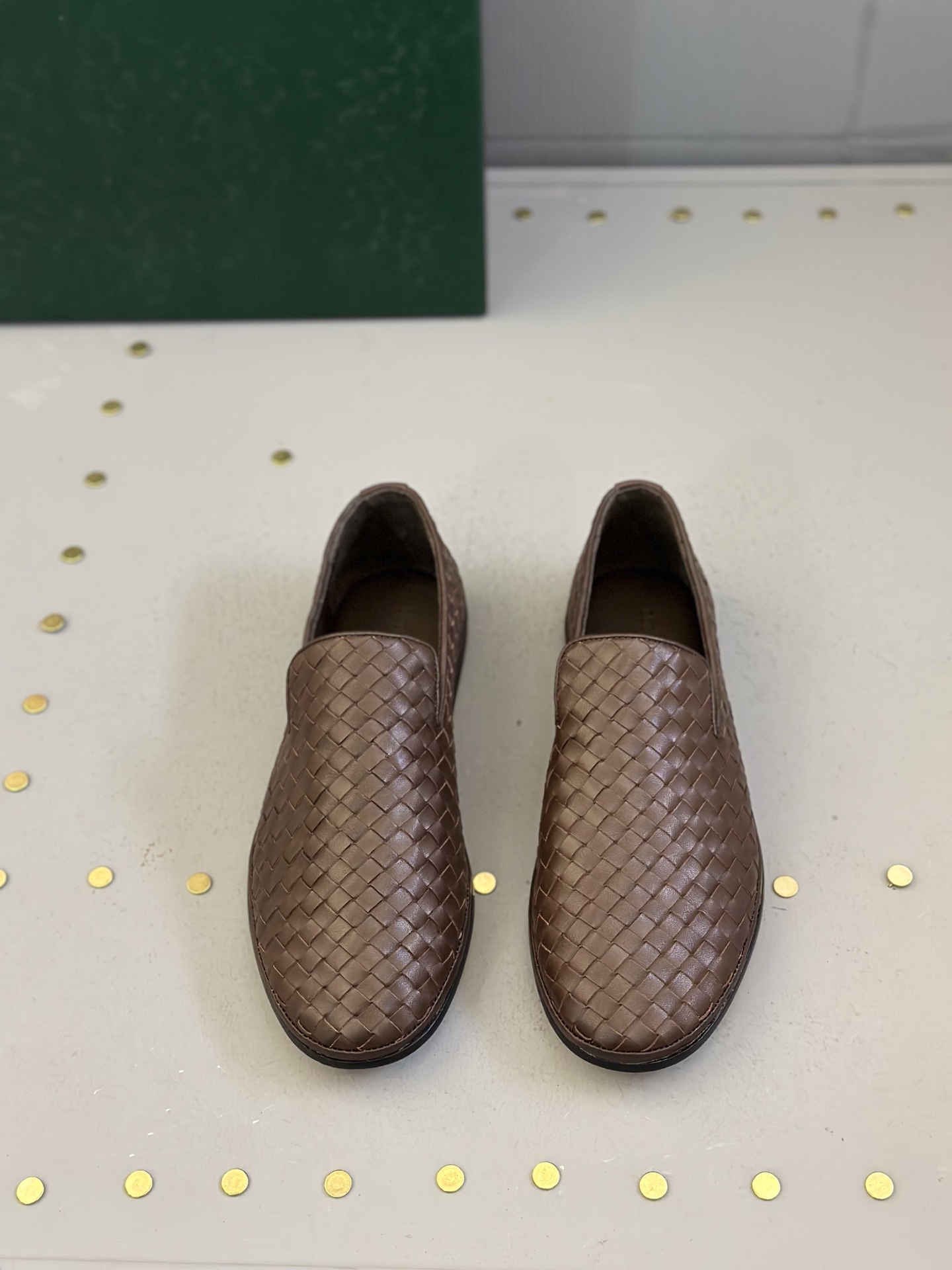 NO:273502,BV new men's casual leather outsole loafers, this casual one-legged loafer is made of soft calfskin purely hand-woven, creating a light texture and exquisite leather lining. The all-round interpretation of classic shoes is an exquisite casual style. The flexible collision structure is matched with the original leather outsole to increase more durability. One-legged kick is easy to wear and take off the foot design. Size39-44 (customized for 38.45), bottega veneta,loafers,cowhide,Leather soles19860909BV 新款男士休闲一脚蹬真皮大底乐福鞋,这款休闲一脚蹬乐福鞋选用柔软小牛皮纯手工编织,成就轻盈质地,精致真皮衬里,经典鞋履全方位演绎是精致的休闲风格.灵活的撞搭结构搭配原版真皮大底,增加更多耐久性.一脚蹬易穿脱套脚设计. Size39-44（38.45定做）,,bottega veneta,loafers,cowhide,Leather soles,Men's shoes