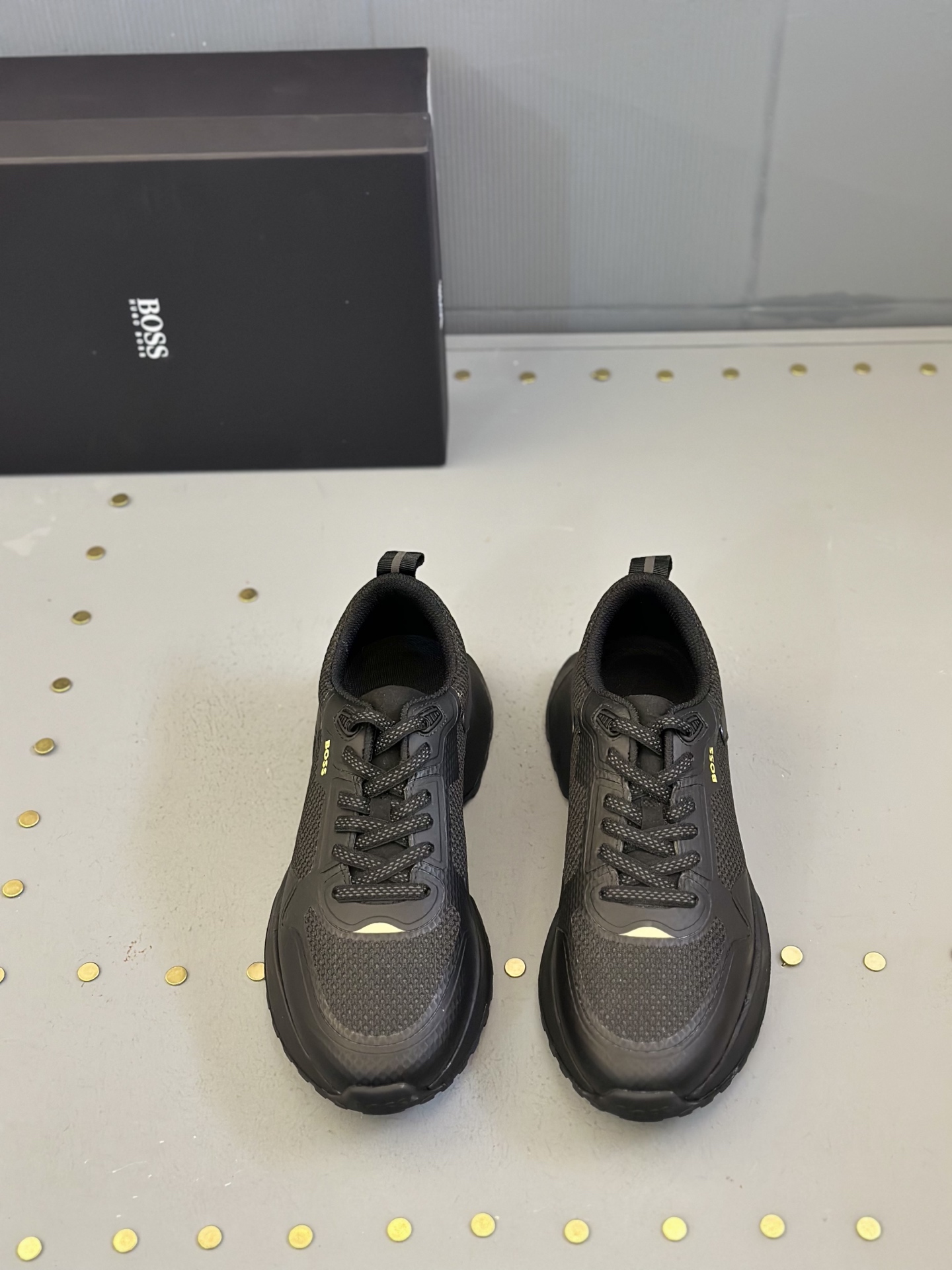 NO:273798,Boss Men's Sports Shoes The precious materials enrich the casual and timeless style of this sneaker, while the delicate and soft leather makes the colors of this season brighter. The classic-shaped upper is decorated with horse buckles, and a thin outsole that matches cowhide and lightweight rubber, allowing you to express your elegant temperament more easily and comfortably. Size: 39-44 (customized for 45), sneakers, cowhide19860909Boss 男士运动鞋 珍贵材料丰富了这款运动鞋的休闲永恒风格,而细腻柔软的皮革令本季的色彩更加明亮.经典造型的鞋面上点缀着马衔扣,契合牛皮和轻量橡胶组合的薄鞋外底,让您更轻松舒适地展现高雅气质. Size:39-44（45定做）,,sneakers,cowhide,Men's shoes