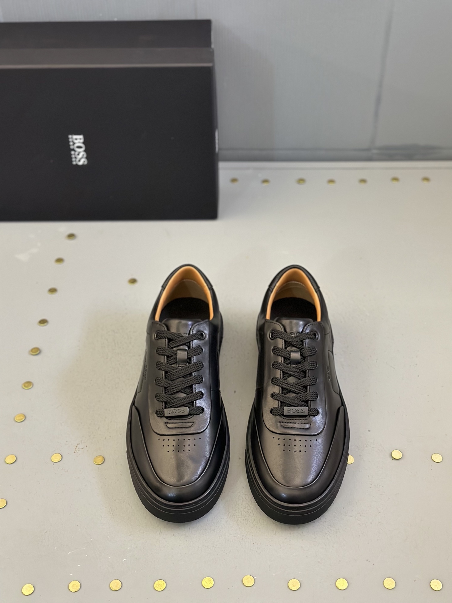 NO:273801,Boss Suede Men's Casual Shoes The precious materials enrich the timeless style of this suede sneaker, while the delicate and soft leather makes the colors of this season brighter. The classic-shaped upper is decorated with horse buckles, and a thin outsole that fits cowhide and lightweight rubber combination makes you feel more relaxed and comfortable to show your elegant temperament. Size: 39-44 (customized for 45), sneakers, cowhide, chamois leather19860909Boss 麂皮男士休闲鞋 珍贵材料丰富了这款麂皮运动鞋的休闲永恒风格,而细腻柔软的皮革令本季的色彩更加明亮.经典造型的鞋面上点缀着马衔扣,契合牛皮和轻量橡胶组合的薄鞋外底,让您更轻松舒适地展现高雅气质. Size:39-44（45定做）,,sneakers,cowhide,chamois leather,Men's shoes