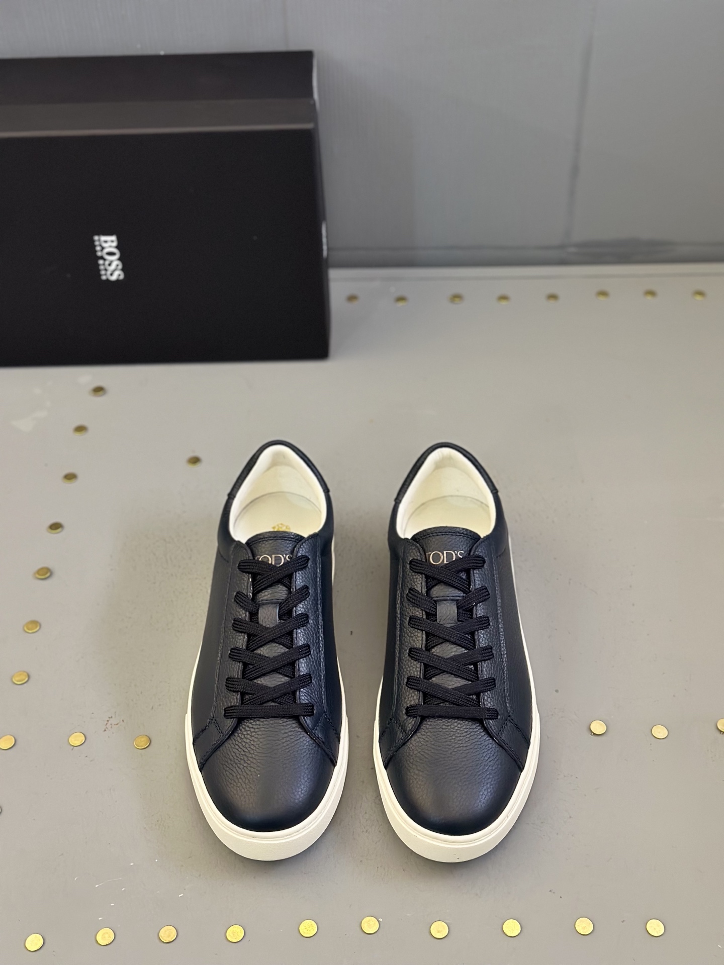 NO:273804,TOD’S/Todds New Men’s Casual Shoes Shipping This slipper is made of imported grained calfskin, with an oversized shoe design, easy to put on and take off with one foot, paired with hand-woven Lafite inlay and rubber beans, Tod’s hot silver letter trademark printed cowhide foot pads, calfskin inner lining, lightweight, comfortable and breathable on the feet!  Packed with original box!  Size 39-44 (45 customized), Tod's, cowhide19860909TOD’S/托德斯 新款男士休闲鞋出货 本款便鞋以进口粒面小牛皮制成,超大鞋口设计,一脚蹬穿脱方便,搭配手工编织拉菲草嵌边和橡胶豆豆,Tod‘s 烫银字母商标印花牛皮脚垫、本蒅小牛皮内里,上脚轻便舒适透气！配原盒包装！ 尺码39-44（45订做）,,Tod's,cowhide,Men's shoes