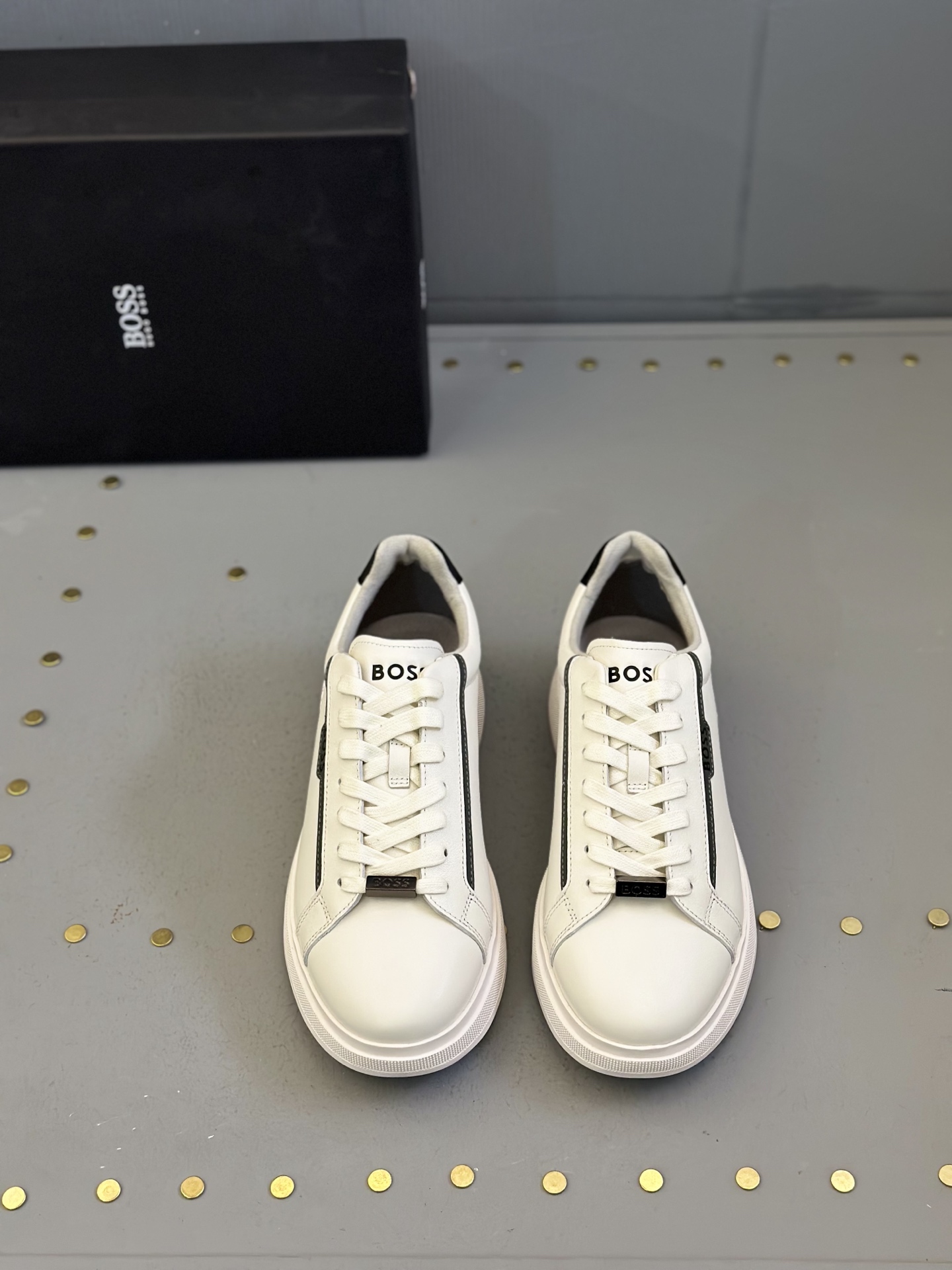 NO:273780,Boss Suede Men's Casual Shoes The precious materials enrich the timeless style of this suede sneaker, while the delicate and soft leather makes the colors of this season brighter. The classic-shaped upper is decorated with horse buckles, and a thin outsole that fits cowhide and lightweight rubber combination makes you feel more relaxed and comfortable to show your elegant temperament. Size: 39-44 (customized for 45), sneakers, cowhide, chamois leather19860909Boss 麂皮男士休闲鞋 珍贵材料丰富了这款麂皮运动鞋的休闲永恒风格,而细腻柔软的皮革令本季的色彩更加明亮.经典造型的鞋面上点缀着马衔扣,契合牛皮和轻量橡胶组合的薄鞋外底,让您更轻松舒适地展现高雅气质. Size:39-44（45定做）,,sneakers,cowhide,chamois leather,Men's shoes