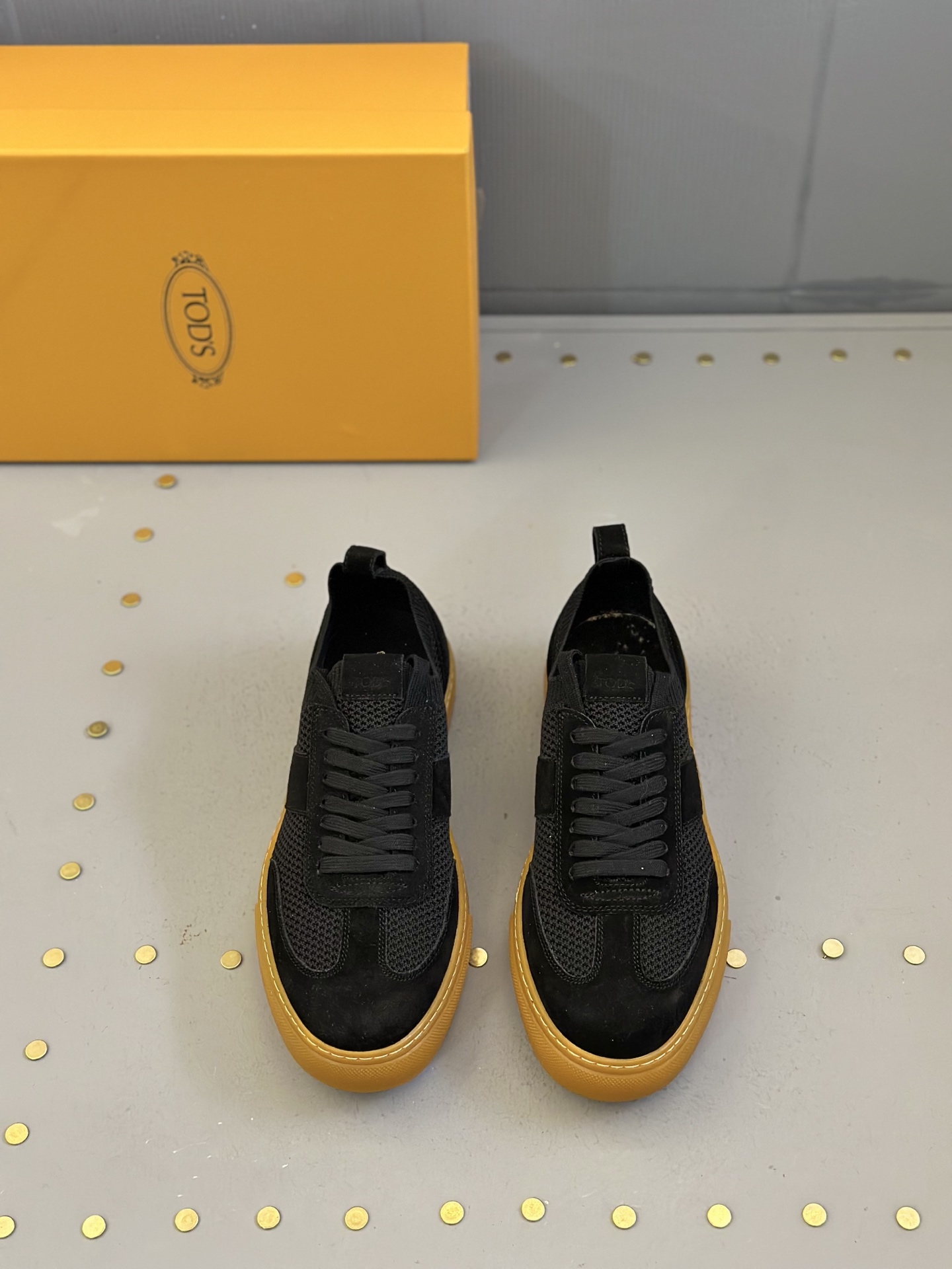 NO:273782,TOD’S/Todds New Men’s Casual Shoes Shipping This slipper is made of velvety soft cotton fabric and imported grain calfskin. It has an oversized shoe design, which is easy to put on and take off with one foot. It is paired with hand-woven Lafite inlay and rubber beans. Tod’s silver letter trademark printed cowhide foot pads and calfskin inner lining, which is light and comfortable to wear on!  Packed with original box!  Size 38-44 (45 customized), Tod's, cowhide19860909TOD’S/托德斯 新款男士休闲鞋出货 本款便鞋以丝绒般柔软的棉布面料和进口粒面小牛皮制成,超大鞋口设计,一脚蹬穿脱方便,搭配手工编织拉菲草嵌边和橡胶豆豆,Tod‘s 烫银字母商标印花牛皮脚垫、本蒅小牛皮内里,上脚轻便舒适透气！配原盒包装！ 尺码38-44（45订做）,,Tod's,cowhide,Men's shoes