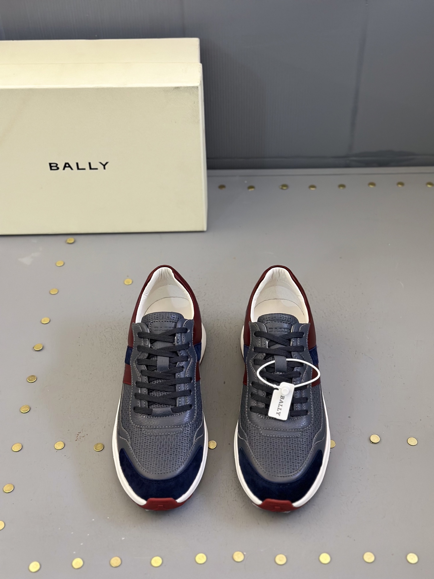 NO:273788,BALLY/Barry New Men's Fabric Casual Sports Shoes This high-tech fabric casual shoes are decorated with geometric embroidery patterns, the upper is as soft as the skin, the cowhide leather decoration on the mouth of the shoe, the lace-up design is matched with rubber foam thick sole, the tongue and heel are woven, and the embossed logo cowhide insoles are super light and comfortable, with excellent breathability, and are packaged with original box!  Size 39-40-41-42-43-44 (38.45, customized) leather shoes size, ballly, sneakers, cowhide19860909BALLY/巴利 新款男士织物休闲运动鞋 这款高科技织物休闲鞋,饰以几何刺绣图案,鞋面如肌肤般柔软,鞋口牛皮革装饰,套脚系带设计,搭配橡胶发泡厚底,鞋舌及后跟饰有织,配压纹logo牛皮鞋垫,超级轻便舒适,透气性能极佳,配原盒包装！ 码数39-40-41-42-43-44（38.45、订做）皮鞋尺码,,bally,sneakers,cowhide,Men's shoes