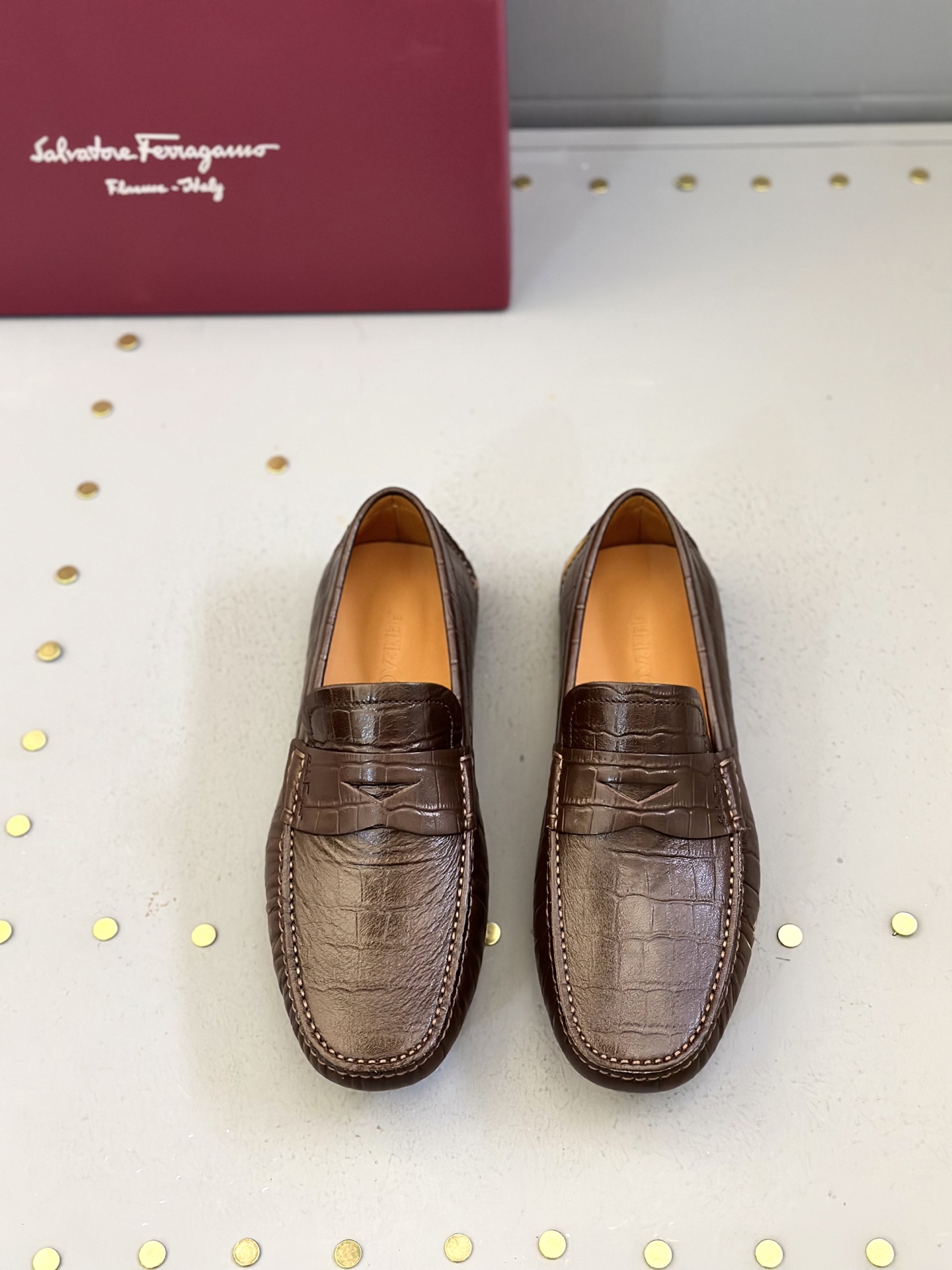 NO:274511,Ferrgam* — Ferrgam GANCINI buckles with mocasin shoes. The modern style interprets the classic Fer~gamo shoe shape. The soft cowhide mocasin shoes are decorated with a personalized lacquered Gancini buckle. Add a touch of avant-garde fashion to the original style. The upper is hand-sewn and refined using the 