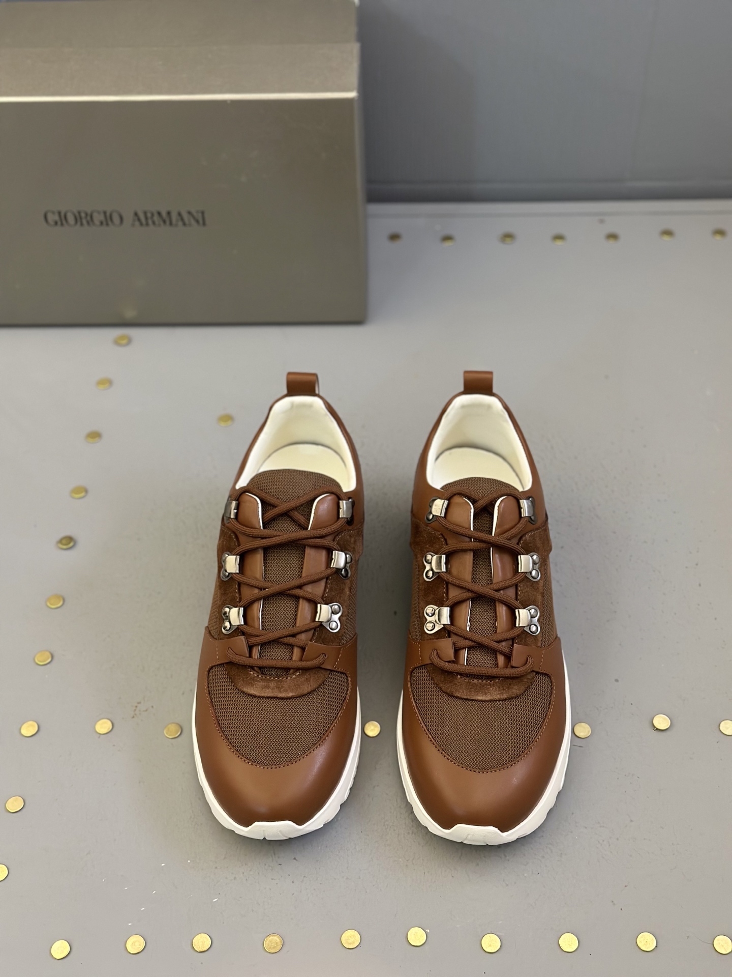 NO:274400,Arman* - Armani. New luxury sports shoes, dynamic appearance, simple shape, top layer calfskin spliced ​​breathable mesh material, breathable and comfortable, shoe tongue brand logo decoration, sweat-absorbing mesh inner, comfortable foot feeling. It has a technological impact contrast sole, outdoor urban sports style!  Code count 39-44 (45 customized), Armani, Armani, Sneakers, cowhide19860909Arman* — 阿玛尼.新品奢潮运动鞋,动感外观,简约造型、头层小牛皮拼接透气网面材质打造,透气舒适,鞋舌品牌logo装饰,吸汗网面内里,舒适脚感.具有科技冲击感对比鞋底,户外都市运动风潮款！ 码数39-44（45定做）,,armani,armani,sneakers,cowhide,Men's shoes