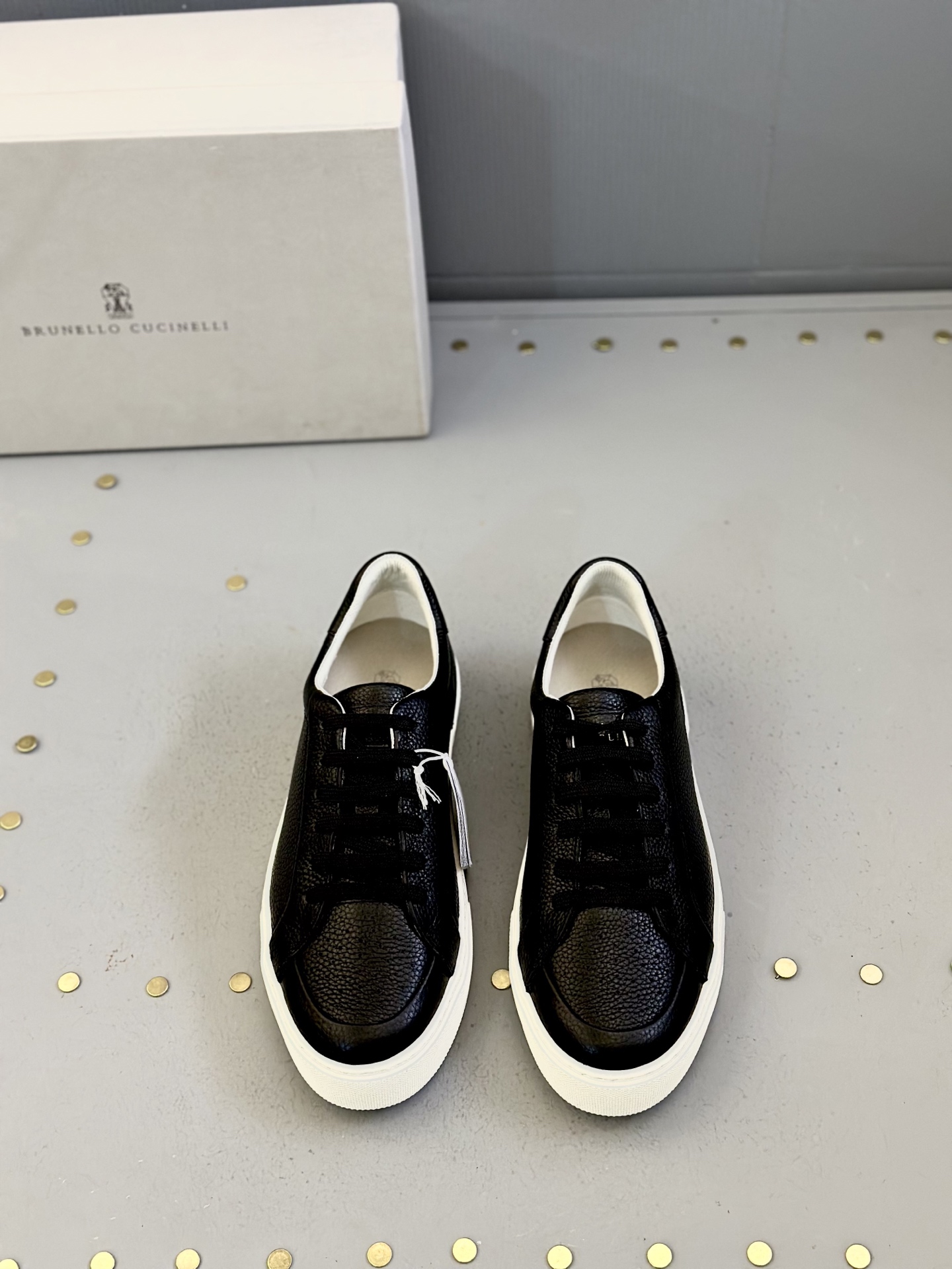 NO:274591,Brunello Cucinelli Suede Men's Casual Shoes The precious materials enrich the casual and timeless style of this suede sneaker, while the delicate and soft leather makes the colors of this season brighter. The classic-shaped upper is decorated with horse buckles, and a thin outsole that fits cowhide and lightweight rubber combination makes you feel more relaxed and comfortable to show your elegant temperament. Size: 39-44 (customized for 45), brunello cucinelli,sneakers,cowhide,chamois leather19860909Brunello Cucinelli麂皮男士休闲鞋 珍贵材料丰富了这款麂皮运动鞋的休闲永恒风格,而细腻柔软的皮革令本季的色彩更加明亮.经典造型的鞋面上点缀着马衔扣,契合牛皮和轻量橡胶组合的薄鞋外底,让您更轻松舒适地展现高雅气质. Size:39-44（45定做）,,brunello cucinelli,sneakers,cowhide,chamois leather,Men's shoes