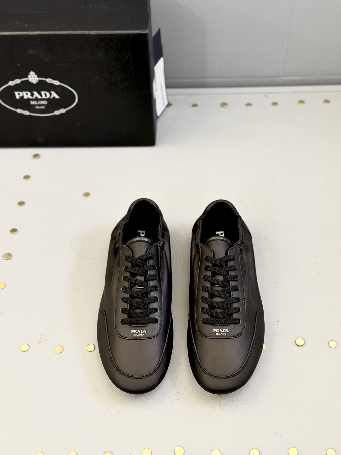 NO:274594,【PRADA】 - High-end quality Original single - Upper reverse velvet calfskin, brand canvas, shoe body silk-print brand logo - Inner footbed; Water dye cowhide - Outsole ultra-light TPR·rubber; Formed sole - Ultra-high quality control·fine workmanship highlighted (high-end, noble, grade) -Size 39-44 (45, custom made),,prada,cowhide19860909【 PRADA】 -高端品质 原单 -鞋面反绒小牛皮、品牌帆布、鞋身丝印品牌Logo -内里垫脚；水染牛皮 -大底超轻TPR·橡胶; 成型大底 -超高品控·做工精细凸显(高端·贵气·档次) -Size 39-44（45,可订做)·,,prada,cowhide,Men's shoes