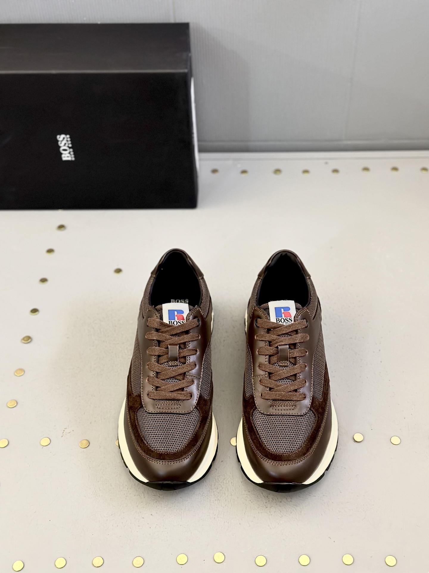 NO:274597,Boss Men's Sports Shoes The precious materials enrich the casual and timeless style of this sneaker, while the delicate and soft leather makes the colors of this season brighter. The classic-shaped upper is decorated with horse buckles, and a thin outsole that matches cowhide and lightweight rubber, allowing you to express your elegant temperament more easily and comfortably. Size: 39-44 (customized for 45), sneakers, cowhide19860909Boss 男士运动鞋 珍贵材料丰富了这款运动鞋的休闲永恒风格,而细腻柔软的皮革令本季的色彩更加明亮.经典造型的鞋面上点缀着马衔扣,契合牛皮和轻量橡胶组合的薄鞋外底,让您更轻松舒适地展现高雅气质. Size:39-44（45定做）,,sneakers,cowhide,Men's shoes