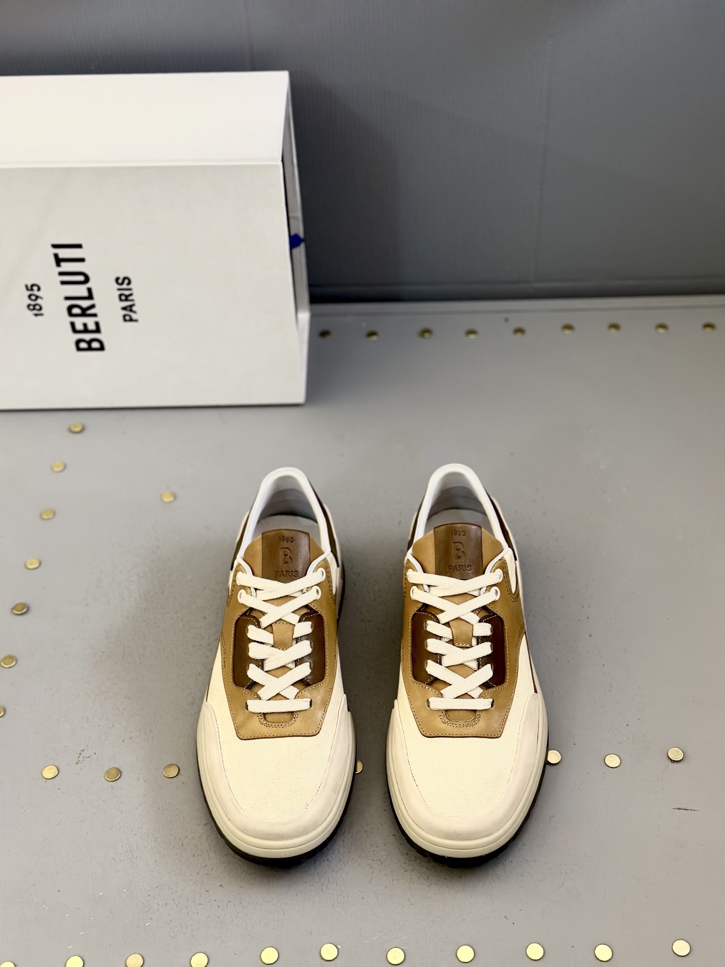 NO:274575,Berlut* — Bruti. High-end men's casual sneakers. This sneaker uses imported cowhide and breathable mesh, with stitching details on the sides, and the brand letter badge of the shoe tongue. Paired with the original two-color rubber sports sole, it shows the casual and sporty style. The inner foot pad of the fabric is comfortable and breathable on the feet, and is equipped with the original box packaging!  Number of codes 39-44 (38, 45 customized), sneakers, cowhide19860909Berlut* — 布鲁提.高端男士休闲运动鞋,这款运动鞋采用进口牛皮拼接透气网面,侧面饰有缝线细节,鞋舌品牌字母徽章.搭配原版双色橡胶运动鞋底,尽显休闲运动风范.织物内里垫脚,上脚舒适透气,配原盒包装！ 码数39-44（38、45订做）,,sneakers,cowhide,Men's shoes