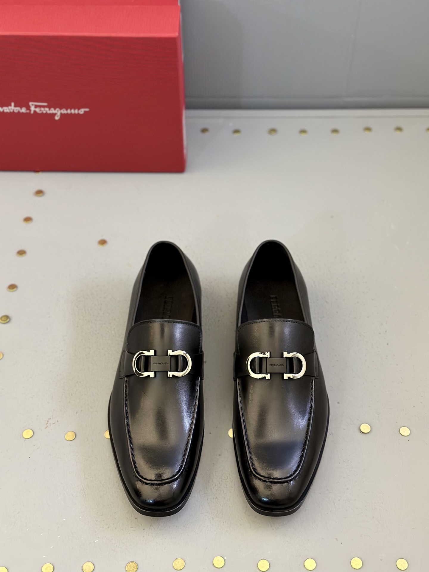 NO:275321,F top purchasing agent Firagómur casual leather shoes series, counters are sold simultaneously with original configuration, Italian imported cowhide fabric, high-quality splicing craftsmanship expert, imported water dyed beef, original soles are specially supplied with original sole genuine leather soles, original order goods, high quality can enter and exit the counter at will, welcome to compare counters synchronously, number 39-44 (order 38 45),,cowhide,Leather soles19860909F顶级代购 菲拉格幕 炸街男神休闲皮鞋系列,专柜同步发售原厂配置,意大利进口牛皮面料,高品质拼接工艺潮达人,进口水染牛里 ,鞋底原厂特供原版底真皮大底、原厂跟单货,高品质可随意进出专柜,欢迎对比专柜同步,码数 39-44（ 订 38 45）,,cowhide,Leather soles,Men's shoes