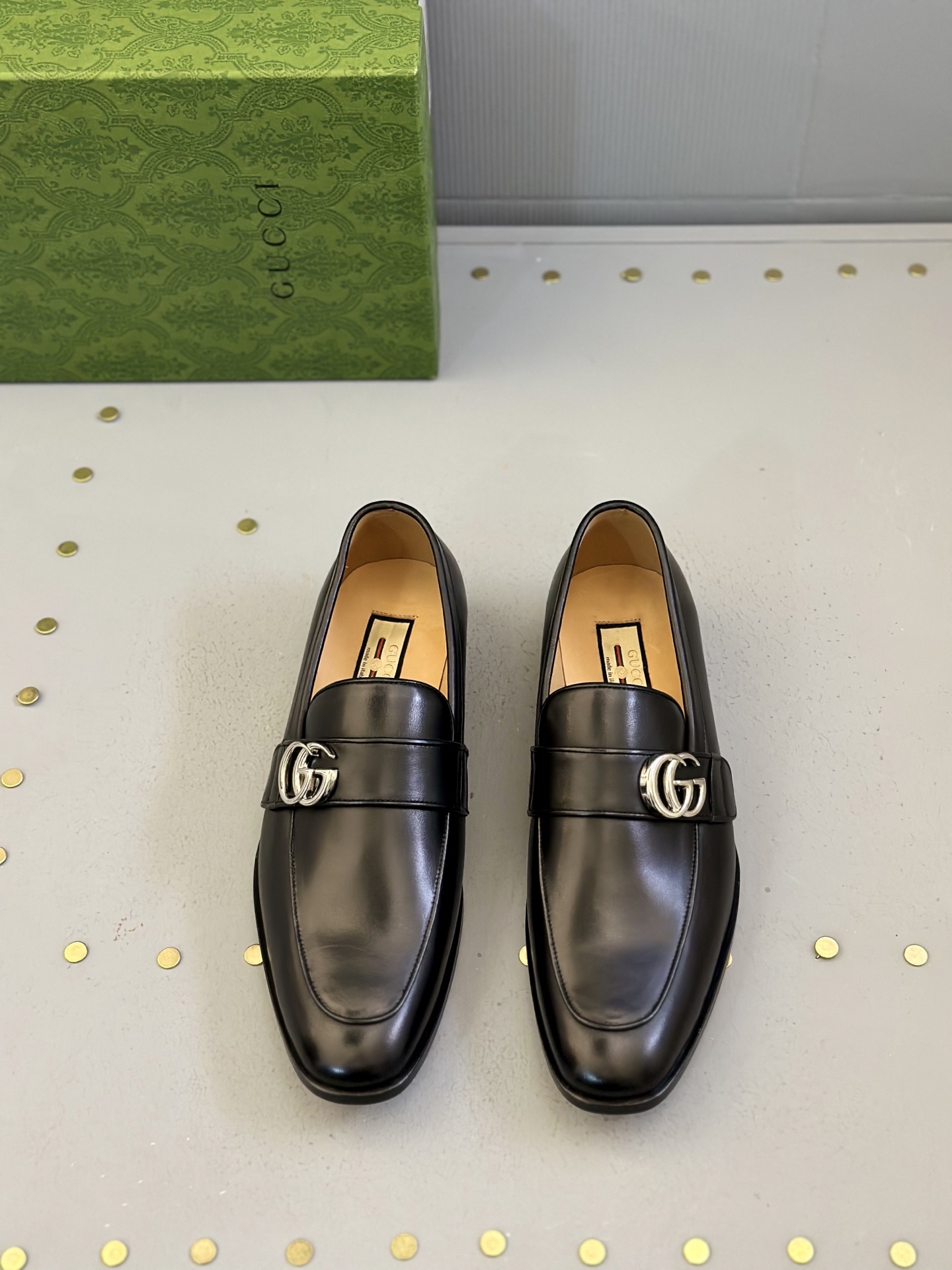 NO:275327,G Guqi Men's business and casual leather shoes, imported small pattern cowhide, pure handicrafts, retro and fashionable, and the strict selection of materials is just to create a more comfortable wearing experience. The original shoe last has long and smooth lines!  Upper original cowhide imported calf   genuine leather outsole. Size39-44 (customized for 38.45), cowhide, Leather soles19860909G 古奇 男士商务休闲皮鞋,进口小纹牛皮,纯手工艺,复古时尚,严选用料只为打造更为舒适的穿着体验,原版鞋楦,线条修长流畅！鞋面原版牛皮进口小牛里 真皮大底. Size39-44（38.45定做）,,cowhide,Leather soles,Men's shoes