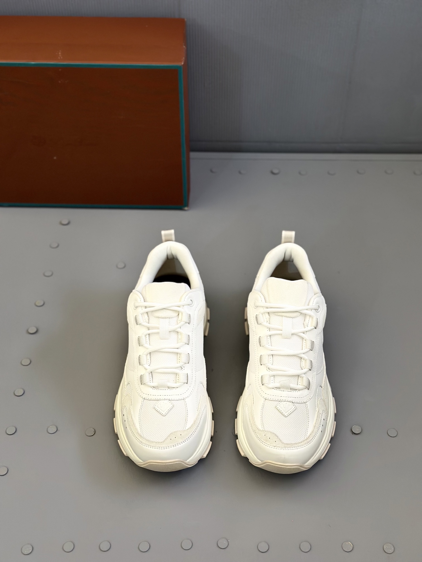 NO:275144,LoroPian*/Nuoyou-Pianya LP Cairn Walk Men's Sports Shoes｜This urban-inspired sneakers are comfortable to fit the feet｜Suede trim adds exquisite texture to the fashionable appearance｜Soft padding fits every outline｜Make it an ideal companion for urban adventure or weekend leisure｜Light and soft soles are designed with complex and fine engraving texture, excellent performance｜Original box packaging with dust bag Size39-44 (45.46. Custom made),,loro piano,loro piano,sneakers19860909LoroPian*/诺悠-翩雅 LP Cairn Walk男士运动鞋｜这款灵感源自都市风格的运动鞋舒适贴合脚部｜绒面革饰片为时尚外形平添精致质感｜柔软的衬垫贴合每一道轮廓｜使其成为都市冒险或周末休闲出游的理想伴侣｜轻盈柔软的鞋底采用繁复精细的雕刻纹理设计,性能出色｜专柜原盒包装附防尘袋 Size39-44（45.46.定做),,loro piana,loro piana,sneakers,Men's shoes