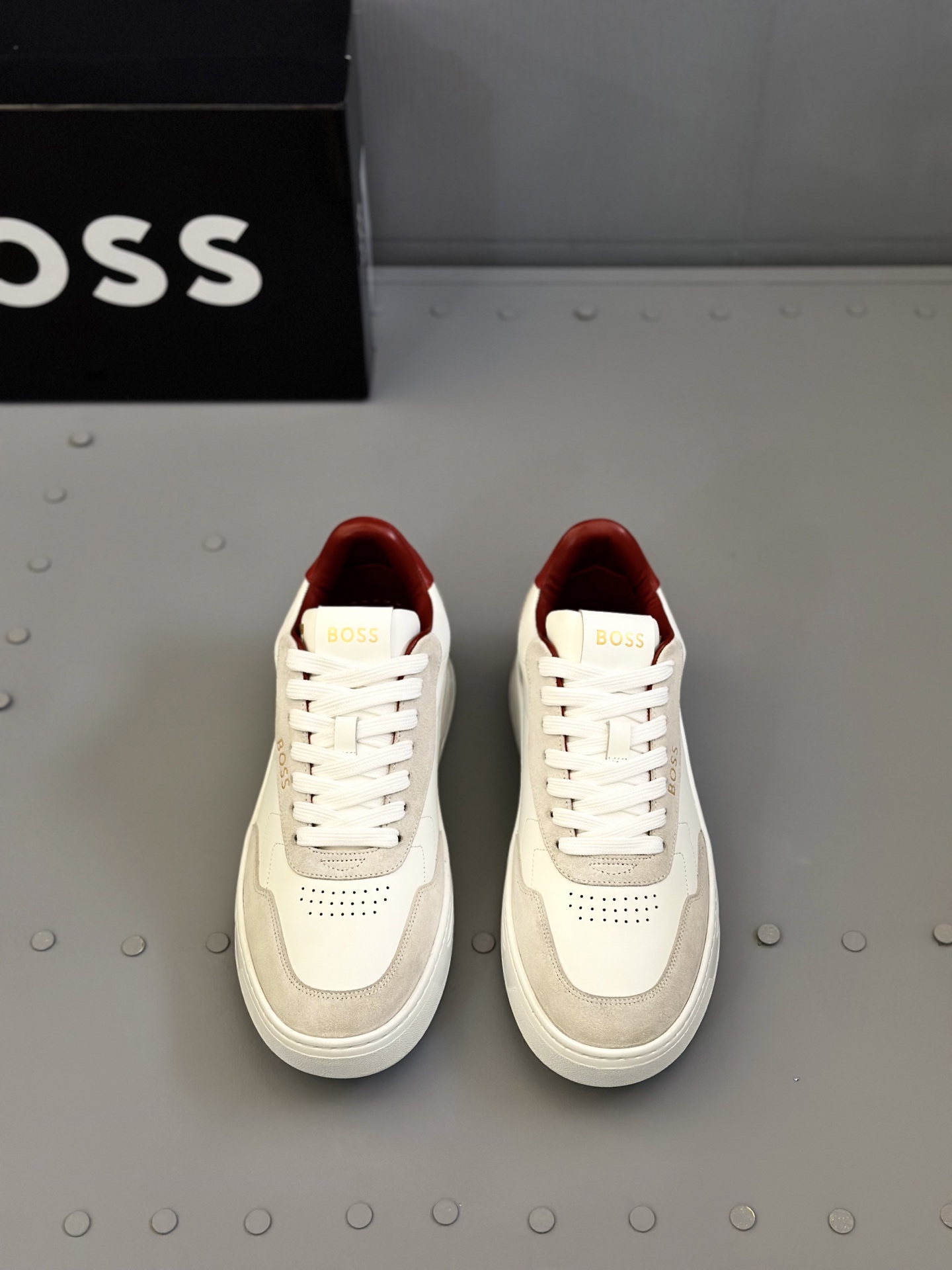 NO:275147,Boss Men's Sports Shoes The precious materials enrich the casual and timeless style of this sneaker, while the delicate and soft leather makes the colors of this season brighter. The classic-shaped upper is decorated with horse buckles, and a thin outsole that matches cowhide and lightweight rubber, allowing you to express your elegant temperament more easily and comfortably. Size: 39-44 (customized for 45), sneakers, cowhide19860909Boss 男士运动鞋 珍贵材料丰富了这款运动鞋的休闲永恒风格,而细腻柔软的皮革令本季的色彩更加明亮.经典造型的鞋面上点缀着马衔扣,契合牛皮和轻量橡胶组合的薄鞋外底,让您更轻松舒适地展现高雅气质. Size:39-44（45定做）,,sneakers,cowhide,Men's shoes