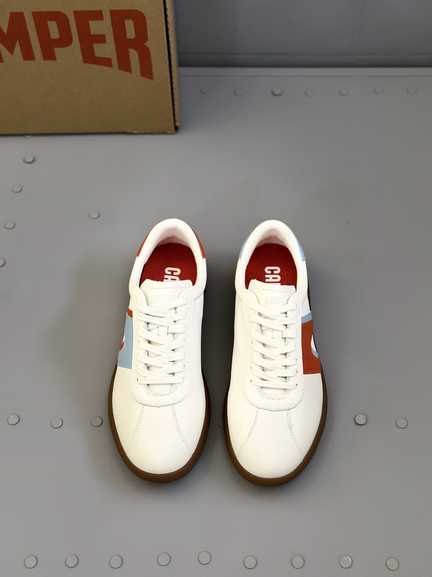 NO:276238,CAMPER (Kanbu) Couple Sports Shoes The precious materials enrich the casual and timeless style of this sneaker, while the delicate and soft leather makes the colors of this season brighter. The classic-shaped upper is decorated with horse buckles, and a thin outsole that matches cowhide and lightweight rubber, allowing you to show your elegant temperament more easily and comfortably. Size: Women 35/39, Men 39/44.,,sneakers,cowhide19860909CAMPER( 看步）情侣运动鞋 珍贵材料丰富了这款运动鞋的休闲永恒风格,而细腻柔软的皮革令本季的色彩更加明亮.经典造型的鞋面上点缀着马衔扣,契合牛皮和轻量橡胶组合的薄鞋外底,让您更轻松舒适地展现高雅气质. Size:女35/39、男39/44.,,sneakers,cowhide,Men's shoes