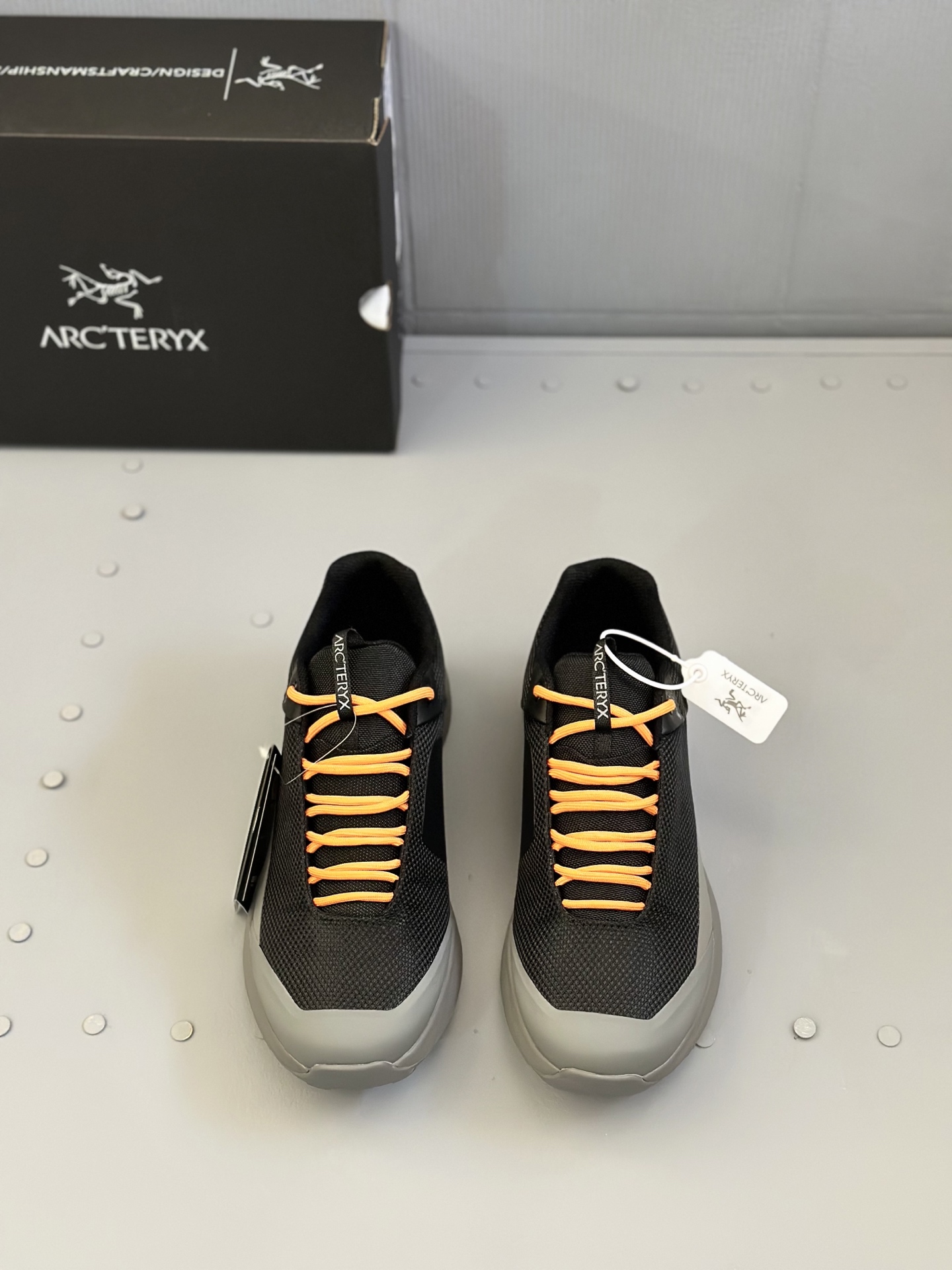 NO:275150,(Upgraded embroidery version) Archaeopteryx's new shoe model has finally been officially launched recently and has been released in Europe and the United States. The Vertex Alpine model is paired with a double midsole, which has good comfort and stability. Its upper is made of Cordura material, and the outsole uses Vibram's XS Flash 2 technology to enhance durability without affecting the convenience and breathability of sports. The overall model still has a comfortable moccasin-style set model Vertex Alpine size 39/45 (38, 45 customized), loro pianaarc'teryx19860909（升级刺绣版）始祖鸟全新鞋款 终于在近期正式上线了,目前已经登陆欧美等地进行发布! Vertex Alpine型号搭配双中底,有着不错的舒适性和稳定性,其鞋面采用 Cordura材料,外底采用Vibram 的 XS Flash 2 技术以增强耐用性,同时又不会影响运动的便利性和透气性. 整体依旧拥有舒适的莫卡辛式套型 型号 Vertex Alpine 码数39/45（38、45订做）,,loro pianaarc'teryx,Men's shoes