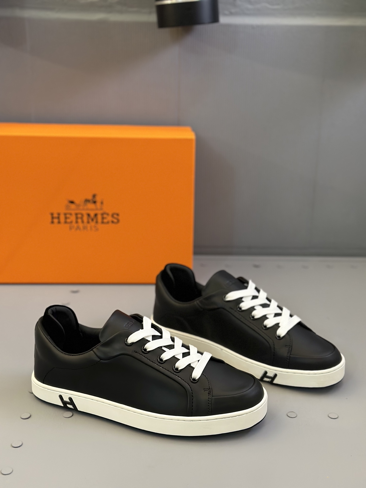 NO:275251,[HERMES] Hermes - High-end quality Original single - Upper Napa calfskin - Inner water dyed cowhide - Outsole ultra-light TPU foamed·rubber; Two-color molded outsole - Ultra-high quality control·fine workmanship highlighted (high-end·noble·grade) -Size 39-44 (38,45,),,hermes,hermes,cowhide19860909[HERMES】爱马仕  -高端品质 原单 -鞋面纳帕小牛皮 -内里水染牛皮 -大底超轻TPU发泡·橡胶；双色成型大底 -超高品控·做工精细凸显(高端·贵气·档次) -Size 39-44（38,45,）,,hermes,hermes,cowhide,Men's shoes