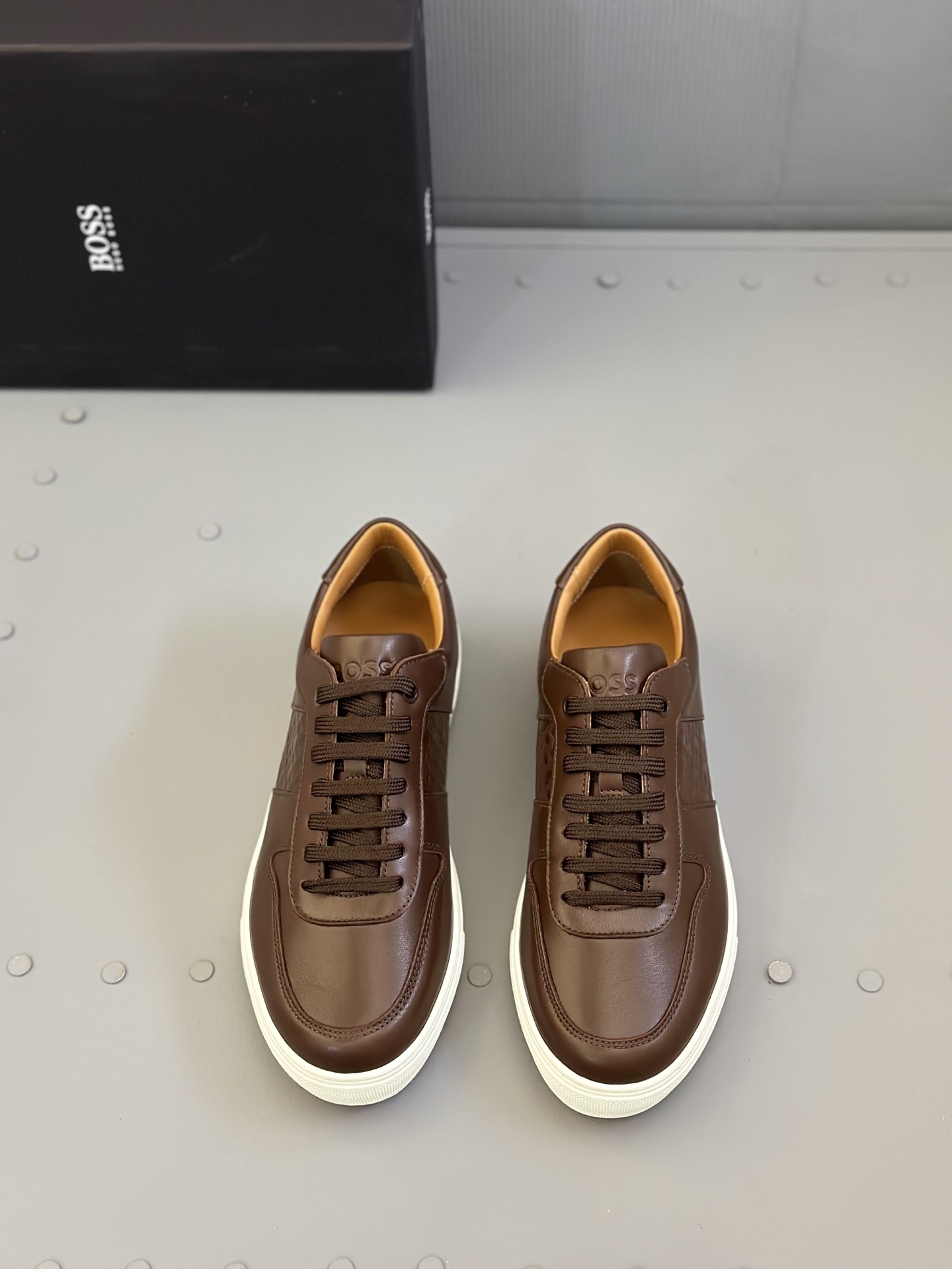 NO:275257,Boss Suede Men's Casual Shoes The precious materials enrich the timeless style of this suede sneaker, while the delicate and soft leather makes the colors of this season brighter. The classic-shaped upper is decorated with horse buckles, and a thin outsole that fits cowhide and lightweight rubber combination makes you feel more relaxed and comfortable to show your elegant temperament. Size: 39-44 (customized for 45), sneakers, cowhide, chamois leather19860909Boss 麂皮男士休闲鞋 珍贵材料丰富了这款麂皮运动鞋的休闲永恒风格,而细腻柔软的皮革令本季的色彩更加明亮.经典造型的鞋面上点缀着马衔扣,契合牛皮和轻量橡胶组合的薄鞋外底,让您更轻松舒适地展现高雅气质. Size:39-44（45定做）,,sneakers,cowhide,chamois leather,Men's shoes