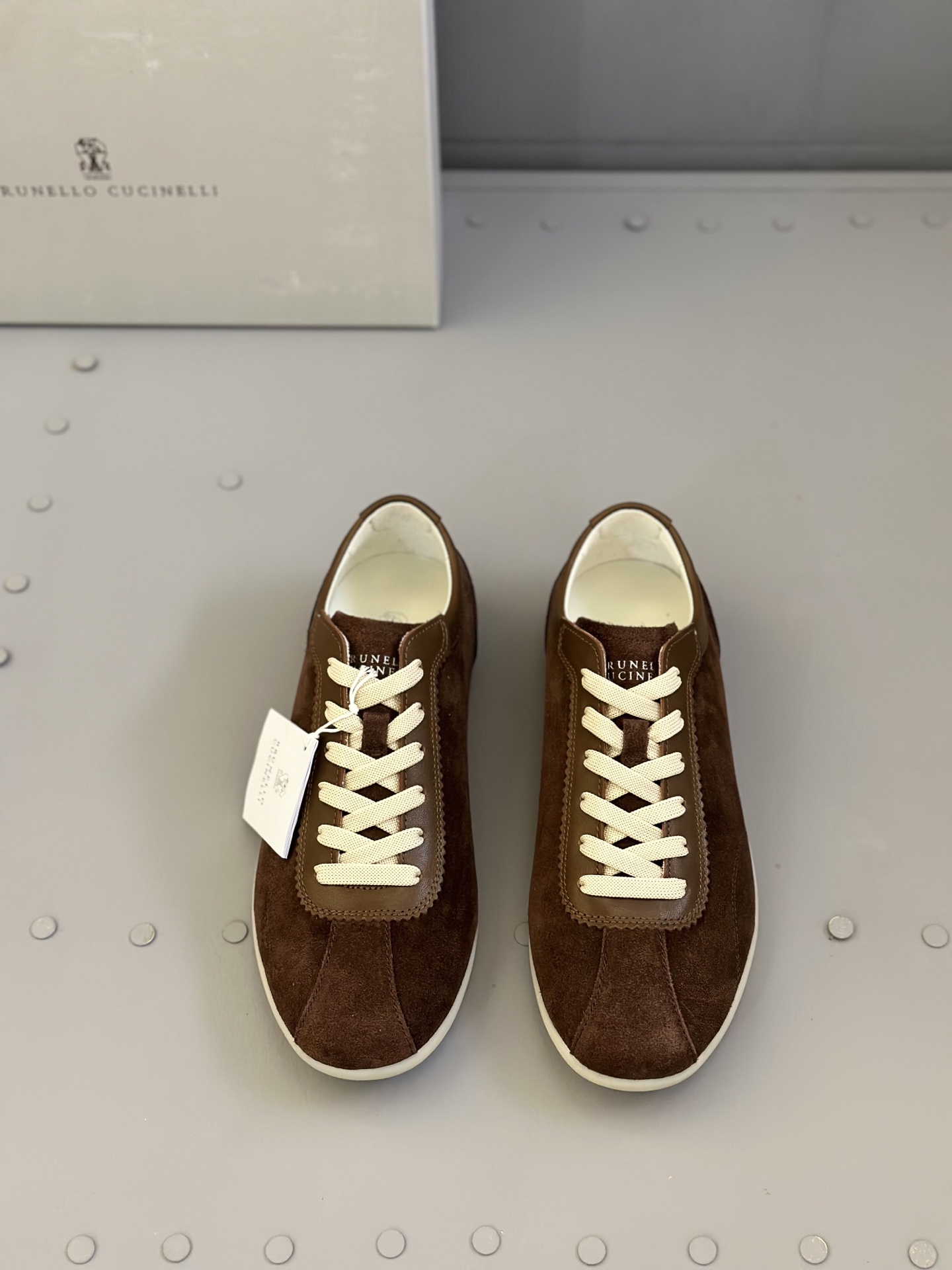 NO:275260,Brunello Cucinelli Suede Men's Casual Shoes The precious materials enrich the casual and timeless style of this suede sneaker, while the delicate and soft leather makes the colors of this season brighter. The classic-shaped upper is decorated with horse buckles, and a thin outsole that fits cowhide and lightweight rubber combination makes you feel more relaxed and comfortable to show your elegant temperament. Size: 39-44 (customized for 45), brunello cucinelli,sneakers,cowhide,chamois leather19860909Brunello Cucinelli麂皮男士休闲鞋 珍贵材料丰富了这款麂皮运动鞋的休闲永恒风格,而细腻柔软的皮革令本季的色彩更加明亮.经典造型的鞋面上点缀着马衔扣,契合牛皮和轻量橡胶组合的薄鞋外底,让您更轻松舒适地展现高雅气质. Size:39-44（45定做）,,brunello cucinelli,sneakers,cowhide,chamois leather,Men's shoes