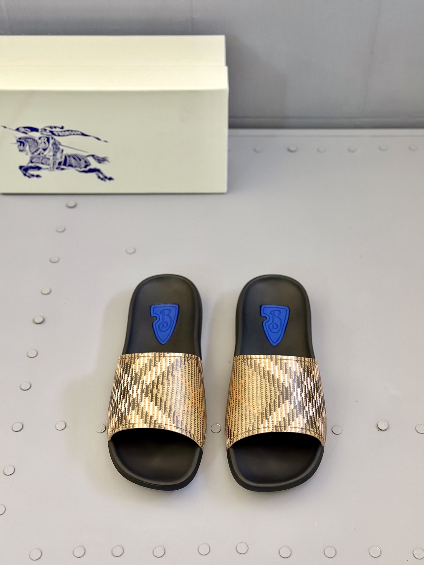 NO:275420,Burberry/Burberry Solid Color Check Light Slippers This light slipper is decorated with three-dimensional 3D check print. It is designed with a streamlined insole with a brand B-shaped shield embedded on it. The pattern is inspired by the brand Equestrian Knight logo (EKD) and the Burberry letter logo is embellished with rubber soles. From the Burberry classic series, it interprets the essential styles of the wardrobe in a distinctive brand style. The original box packaging comes with a dust bag!  Size 39-40-41-42-43-44-45 Standard leather shoes, burberry, burberry, slippers19860909Burberry/巴宝莉 纯色格纹轻便拖鞋 这款轻便拖鞋装饰有立体3D格纹印花.采用流线型鞋垫设计,其上嵌有品牌 B 字型盾牌,图案灵感源自品牌马术骑士徽标（EKD）,橡胶鞋底点缀 Burberry 字母徽标.来自 Burberry 经典之作系列,以鲜明品牌风格诠释衣橱必备款式. 配原盒包装随附防尘袋！ 码数39-40-41-42-43-44-45 标准皮鞋,,burberry,burberry,slippers,Men's shoes