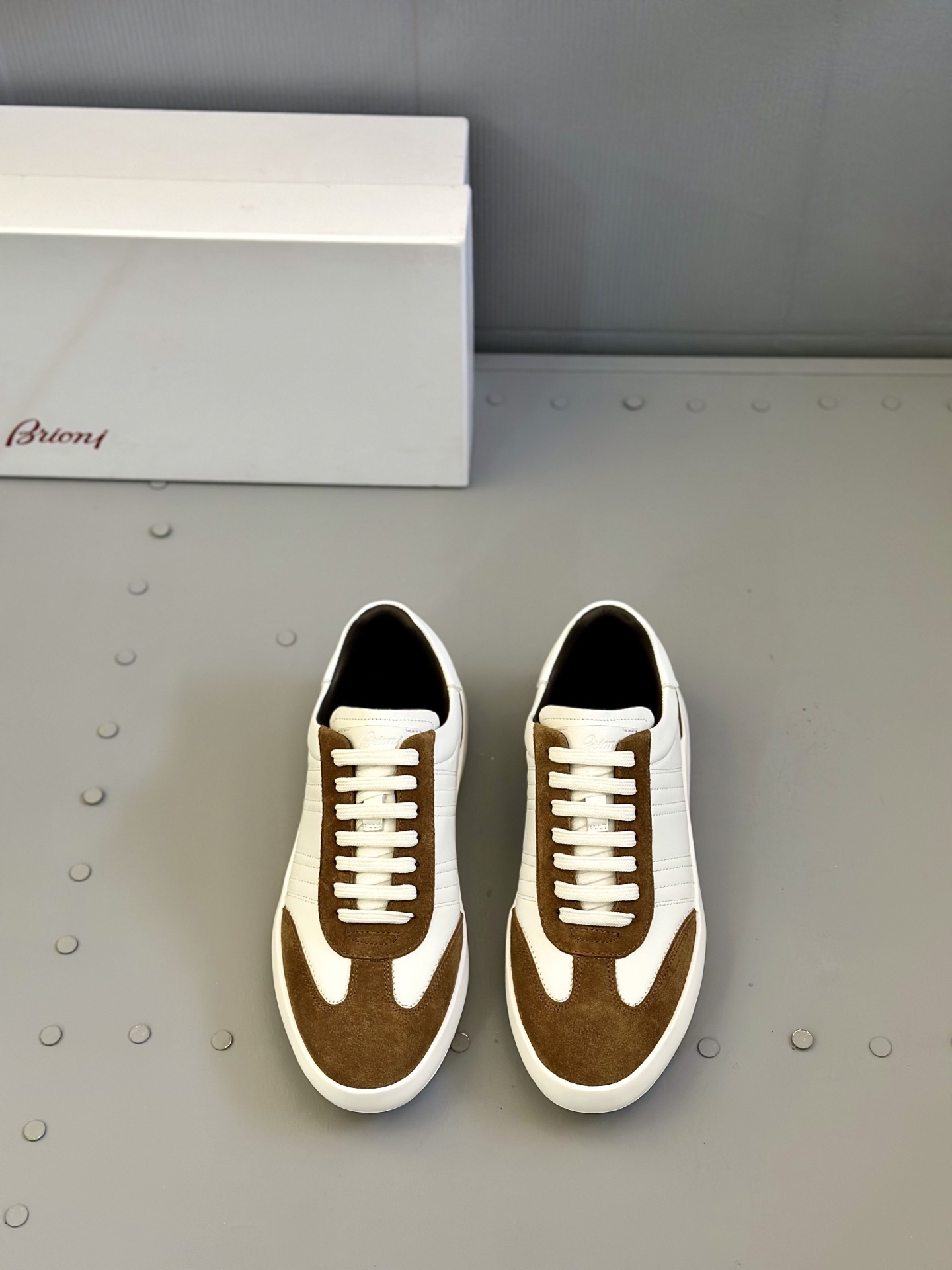 NO:276275,Brion* — Brioni Official website synchronized men's sneakers. Mixed material running shoes. Integrated design Brion* sewing label. Combined Napa leather side straps and brand classic legion stripes. This running shoes are hand-crafted in Italy. Lightweight combination soft sole creates elegant and extraordinary shape. Size 38-44 (45. Custom made), Sneakers19860909Brion* — 布里奥尼 官网同步男士运动鞋.混合材质跑步鞋 一体式设计Brion* 缝纫标签.融合纳帕皮侧饰带和品牌经典军团条纹.这款跑步鞋在意大利手工精制而成.轻质组合软底 打造高雅不凡造型 码数38-44（45.定做）,,sneakers,Men's shoes