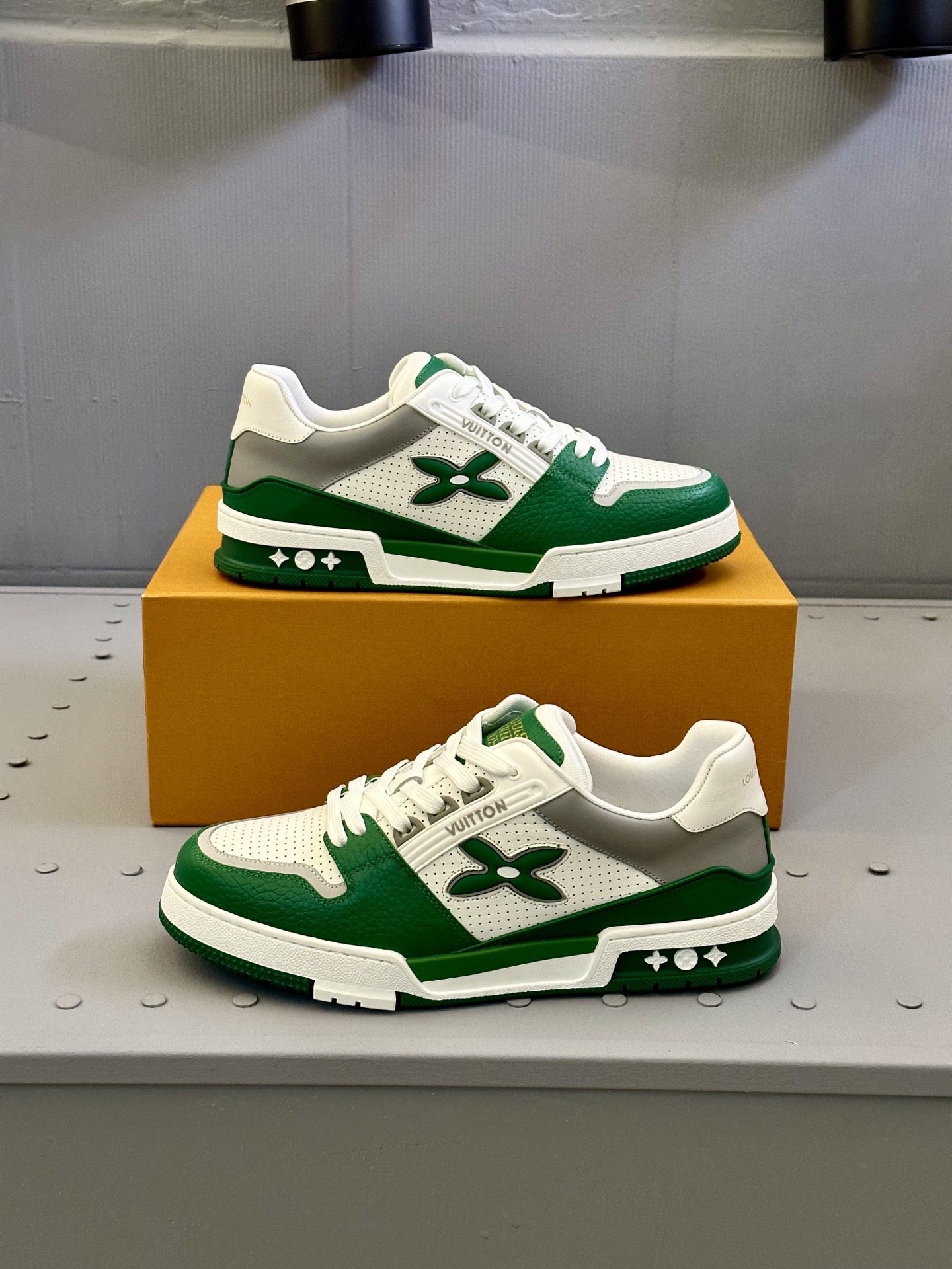 Louis Vuitton Trainer Sneaker Low Green/White Leather, Size 39-44 5 i1743507321971 663 0 3