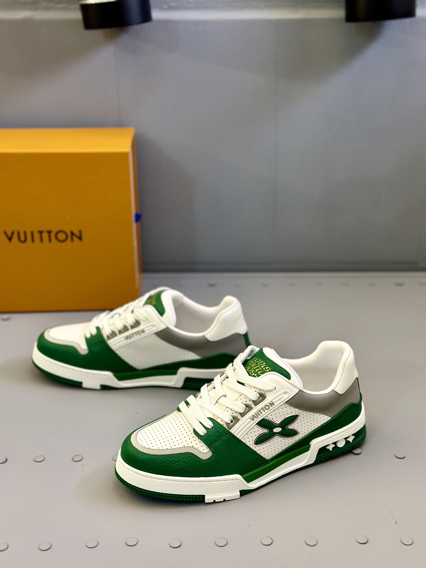 Louis Vuitton Trainer Sneaker Low Green/White Leather, Size 39-44 4 i1743507327522 9560 0 2