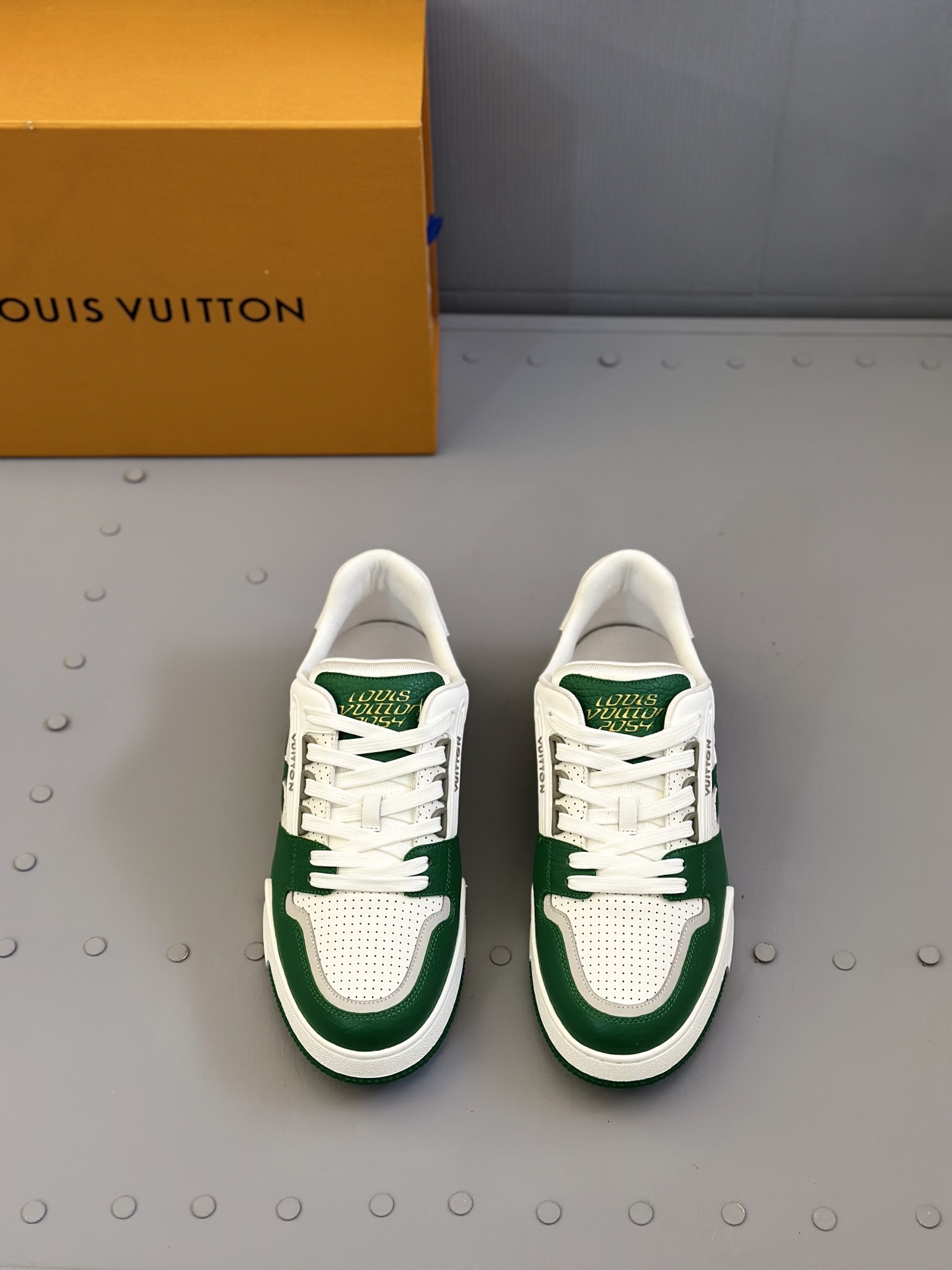 Louis Vuitton Trainer Sneaker Low Green/White Leather, Size 39-44 1 Louis Vuitton Trainer Sneaker Low Green/White Leather, Size 39-44